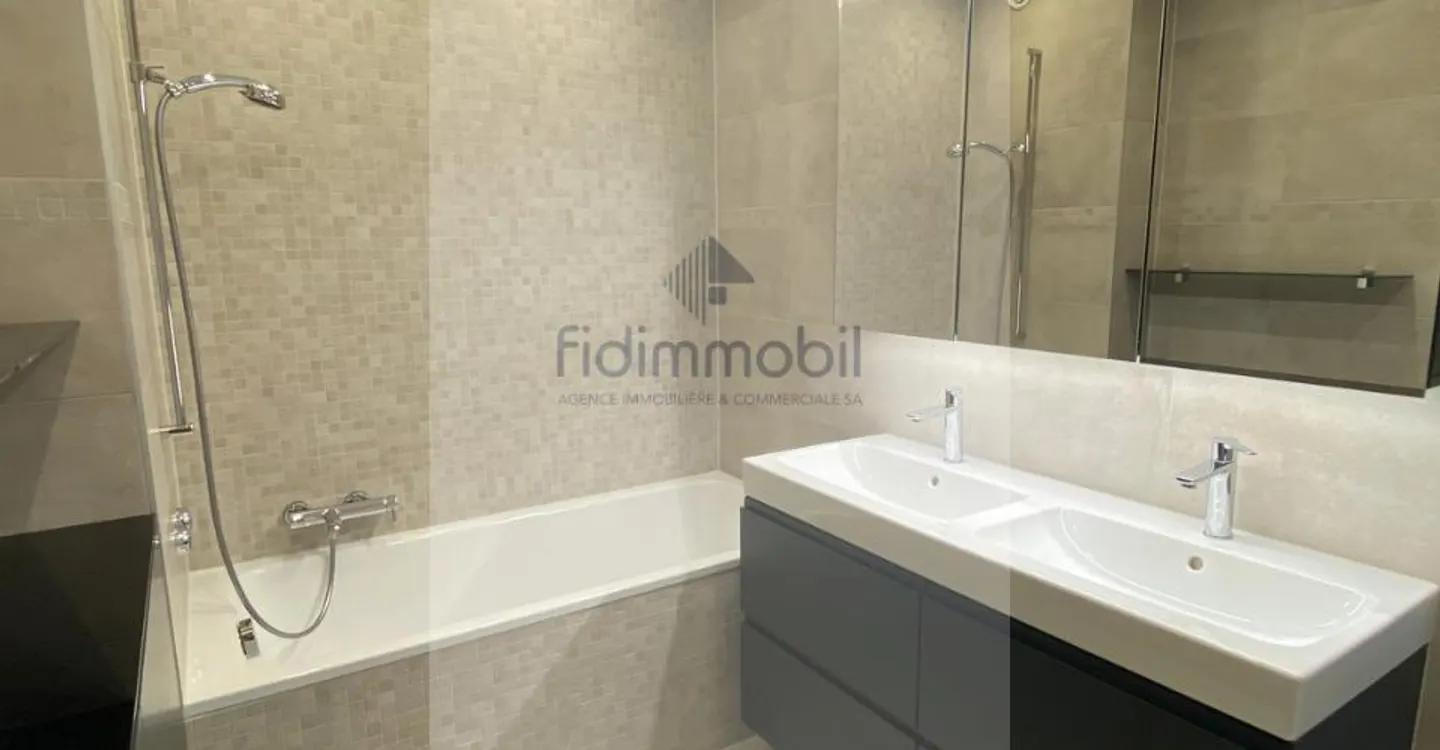 ENTIRELY RENOVATED APARTMENT WITH UNOBSTRUCTED VIEW OF THE LAKE - Photo 8 of 10