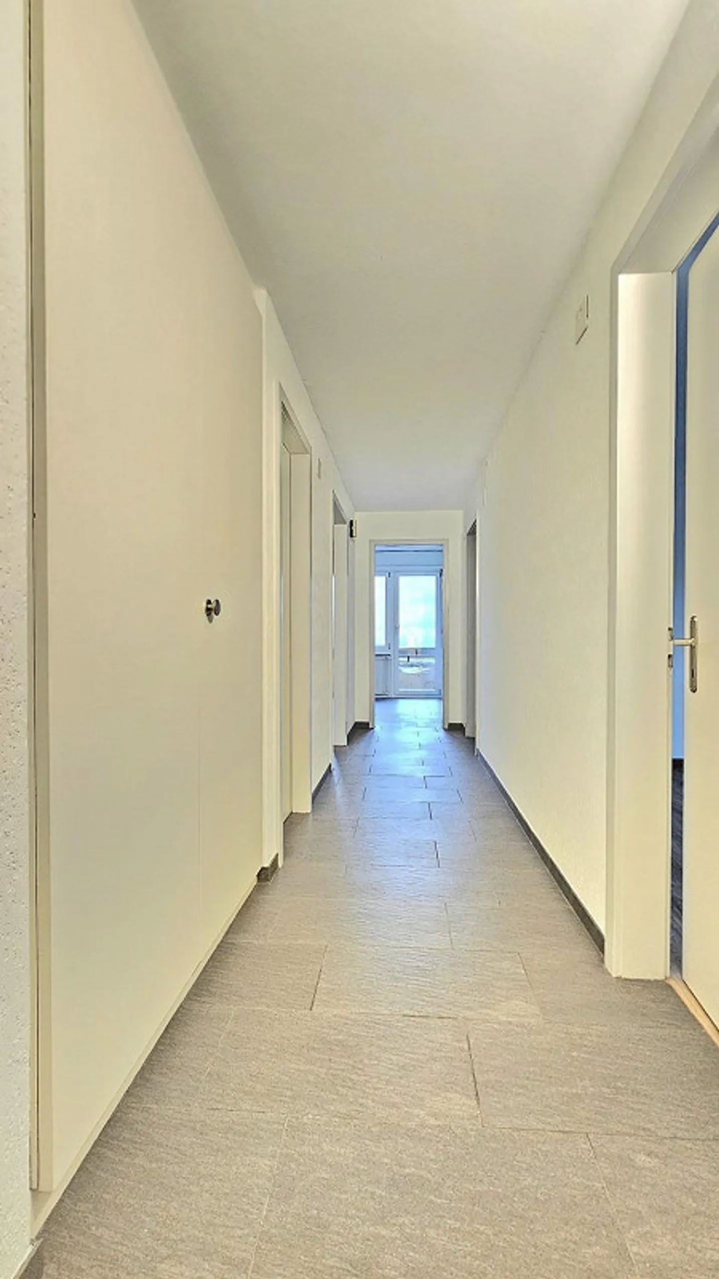 Gross, hell, gemütlich, zentral, Einstellhalle - Foto 8 von 13