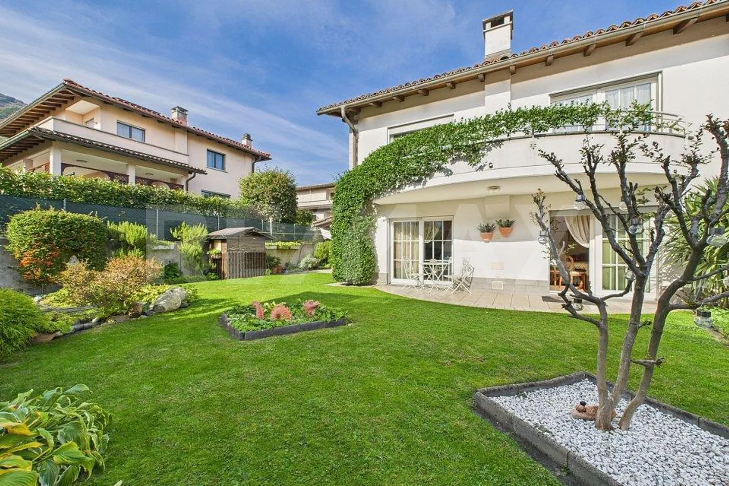 Elegante casa bifamiliare con bellissimo giardino a Bedano - Foto 11 di 13