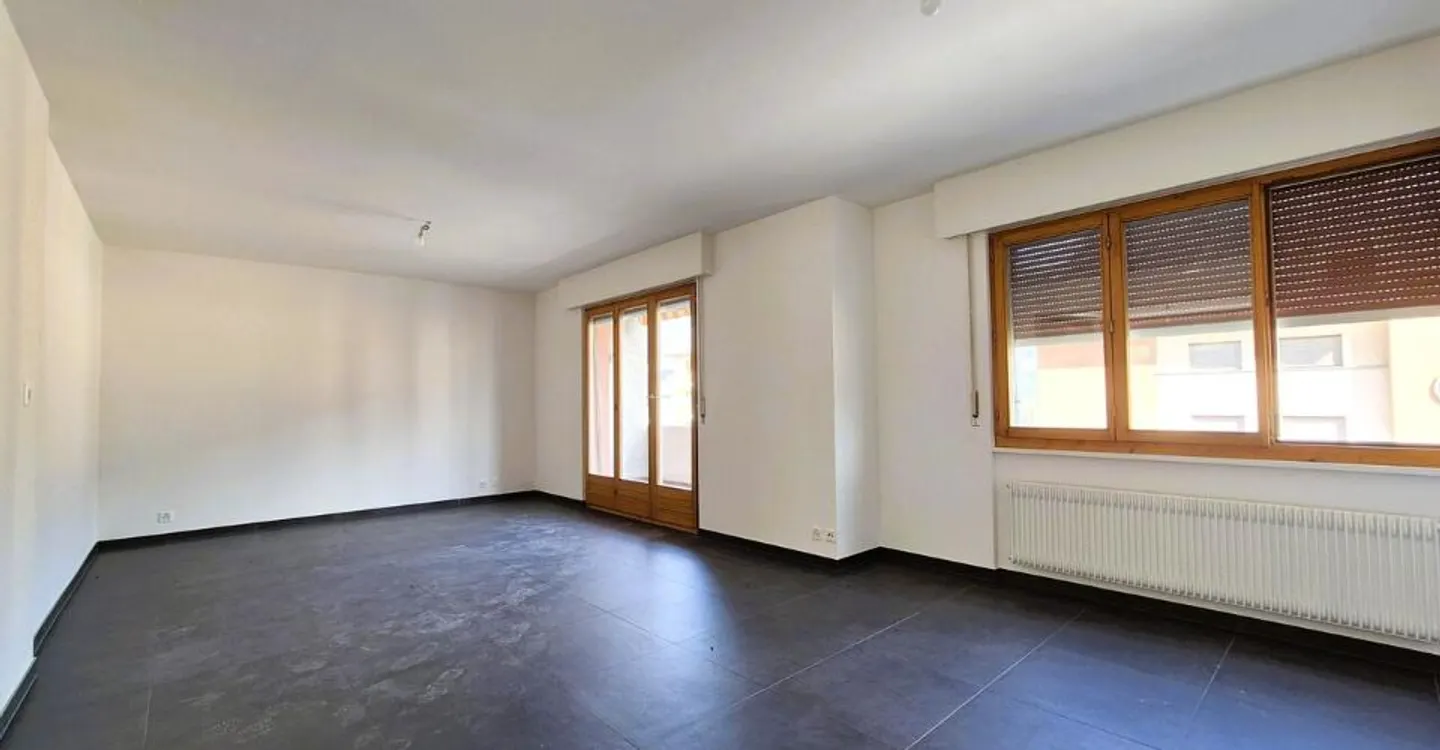 Bright 3.5-room apartment renovated in the heart of Noës - Photo 1 of 10