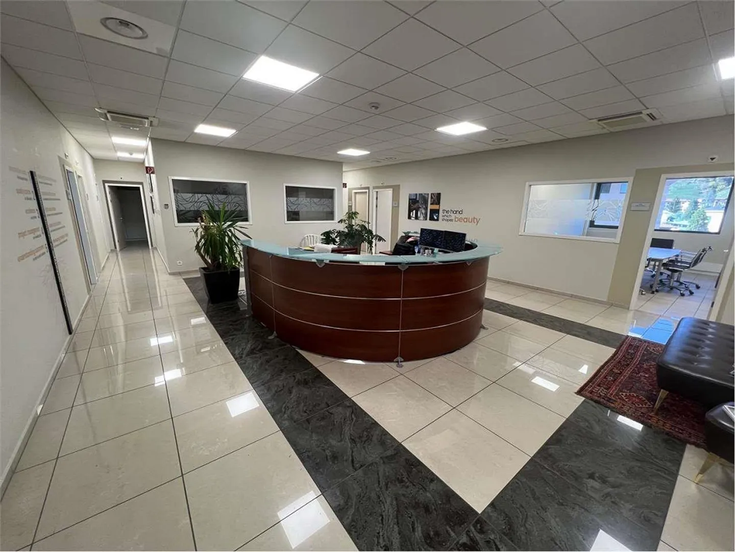 GRANCIA - BÜRO MIT 272 QM IM ERDGESCHOSS AN EINEM STRATEGISCHEN STANDORT - Foto 1 von 3
