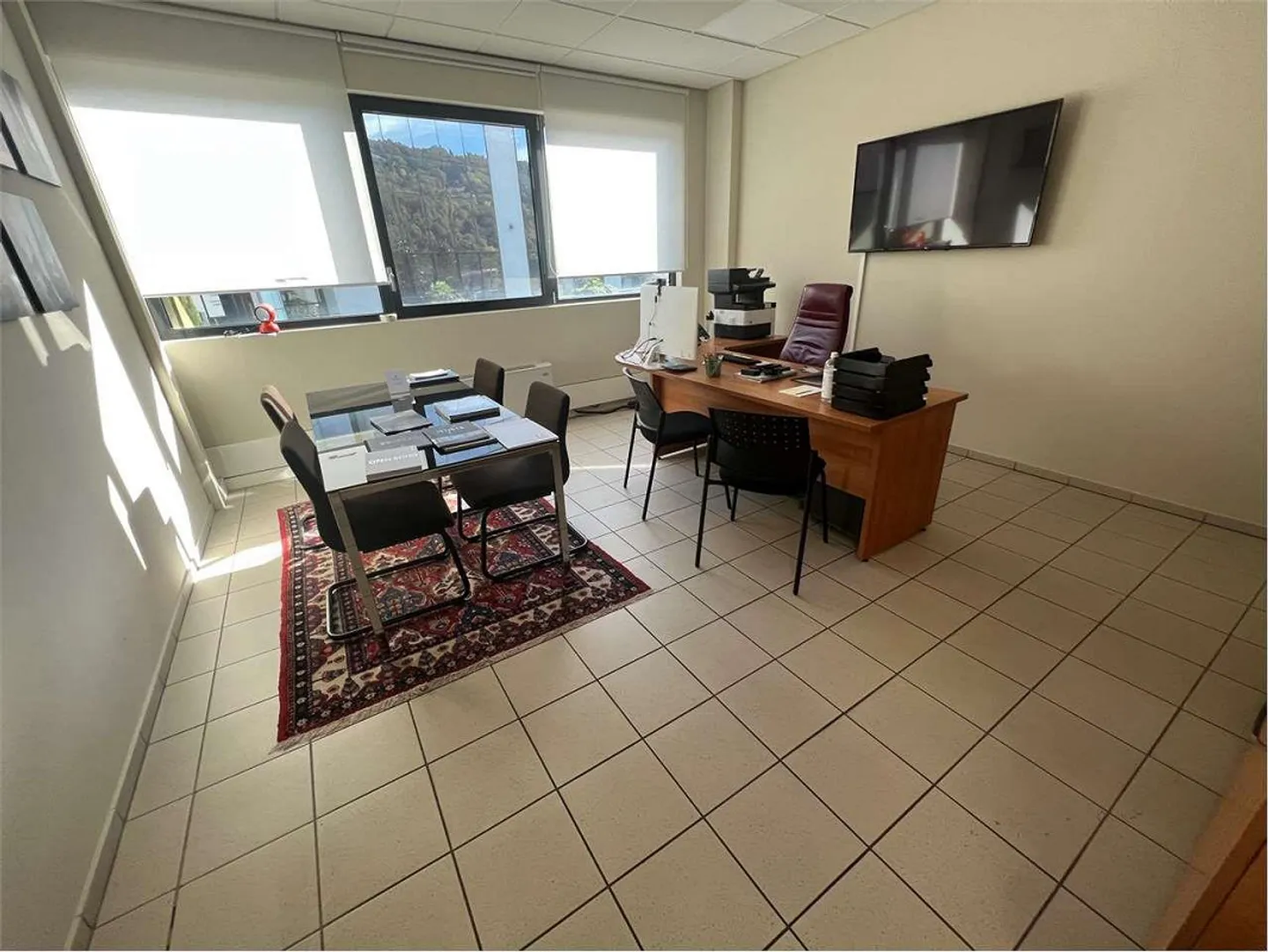 GRANCIA - BÜRO MIT 272 QM IM ERDGESCHOSS AN EINEM STRATEGISCHEN STANDORT - Foto 2 von 3