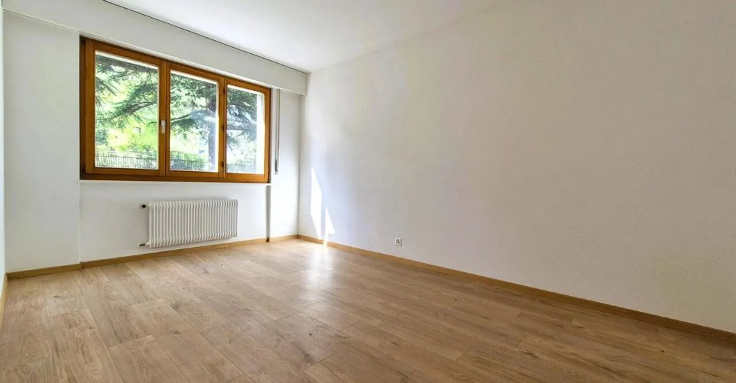 Bright 3.5-room apartment renovated in the heart of Noës - Photo 2 of 10