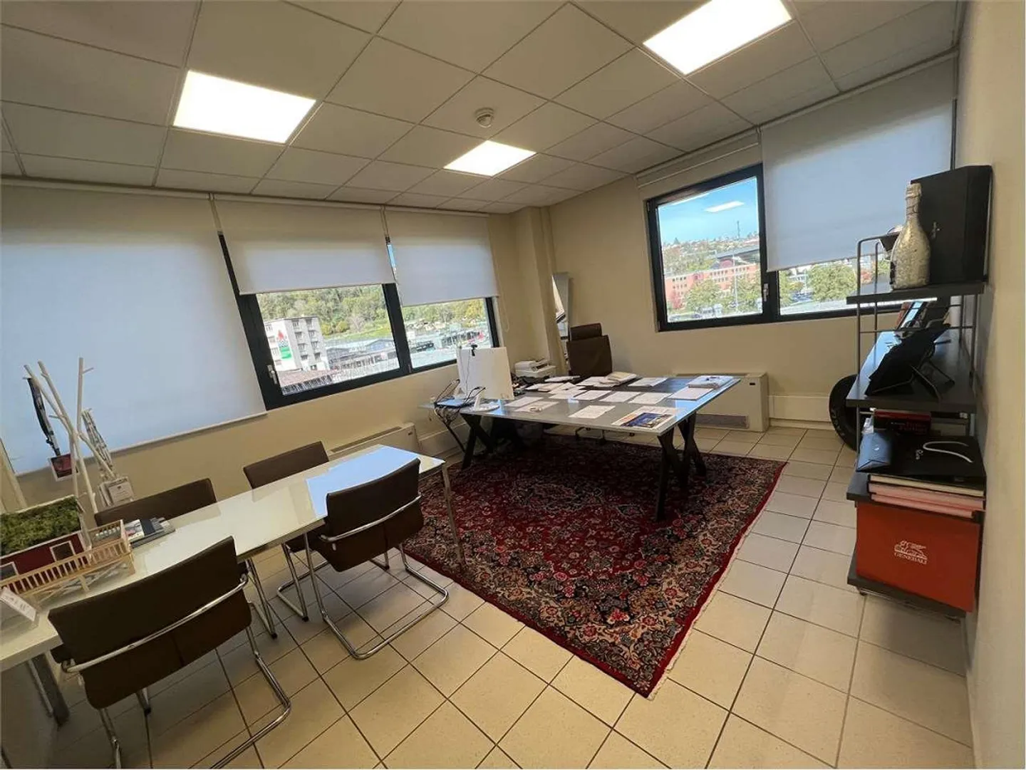 GRANCIA - BÜRO MIT 272 QM IM ERDGESCHOSS AN EINEM STRATEGISCHEN STANDORT - Foto 3 von 3