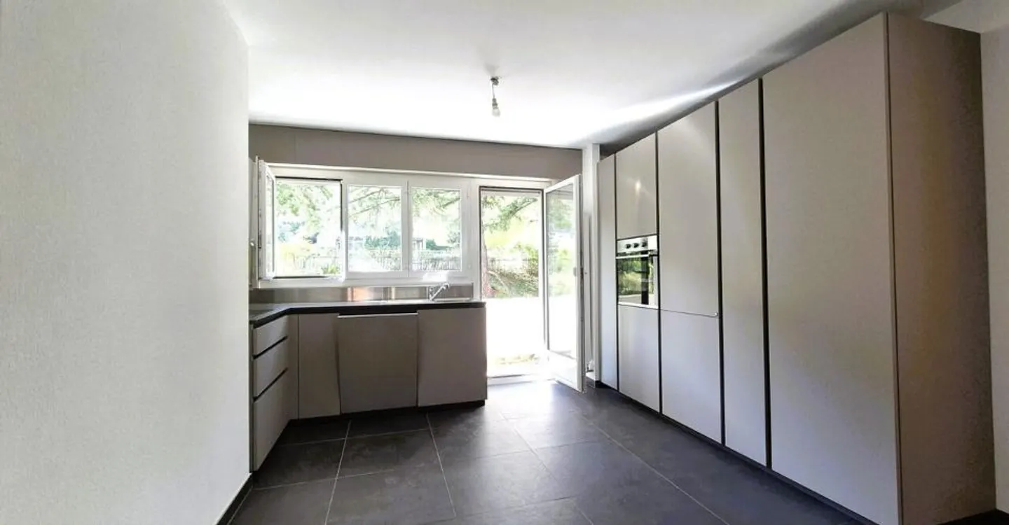 Bright 3.5-room apartment renovated in the heart of Noës - Photo 4 of 10