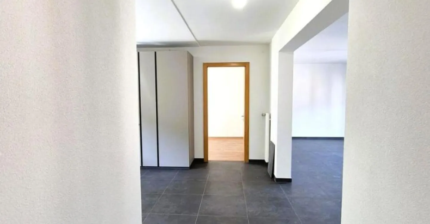 Bright 3.5-room apartment renovated in the heart of Noës - Photo 6 of 10