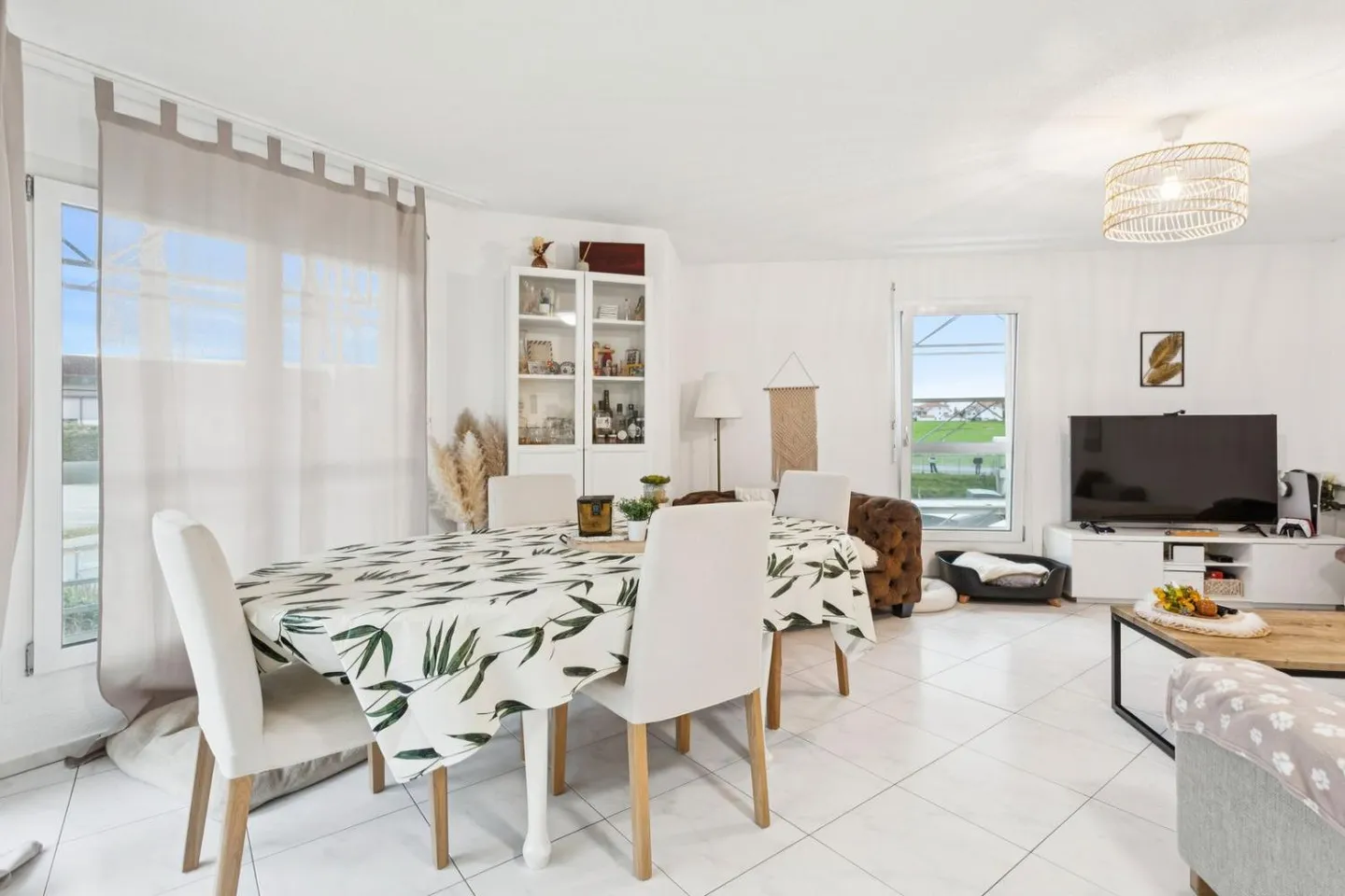 Beautiful apartment in a family-friendly neighborhood - Photo 3 of 13