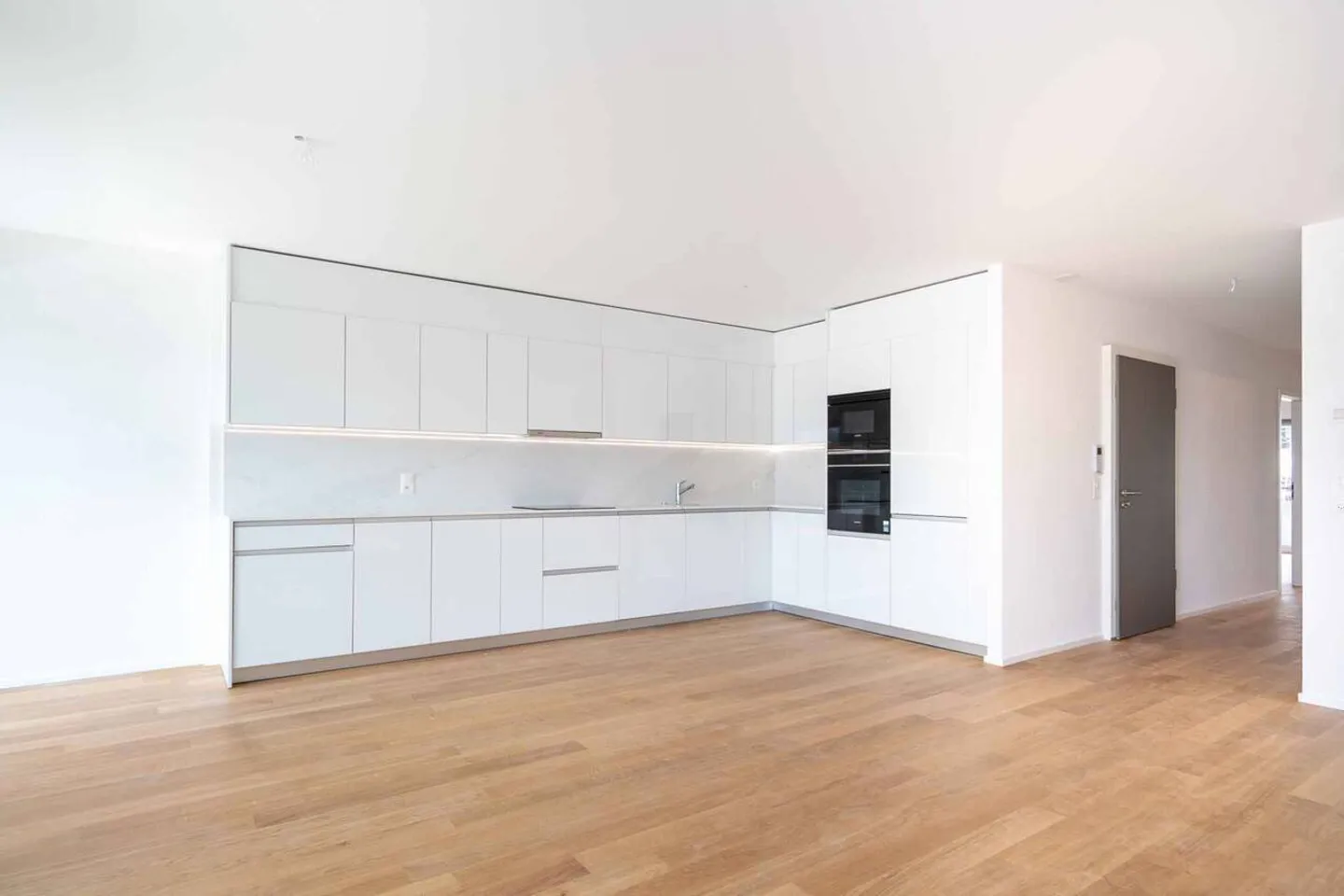 Appartamento lussuoso di 4,5 stanze con 2 balconi e vista panoramica sul lago - Foto 1 di 13