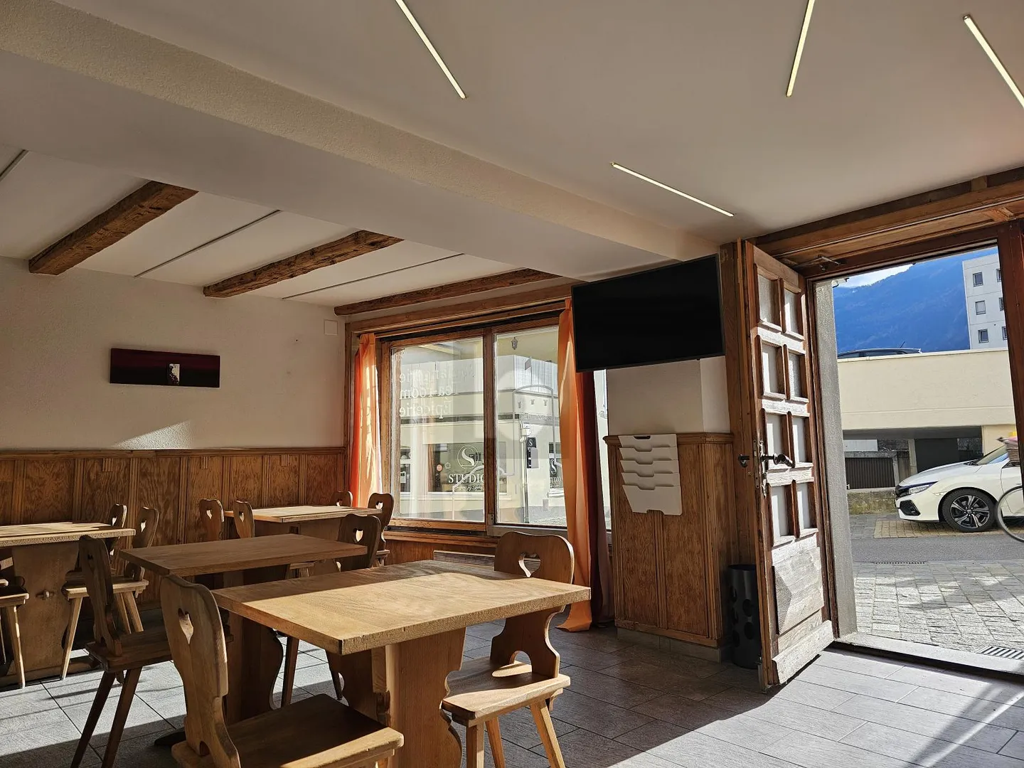 Mixed-use building for rent - Photo 5 of 6