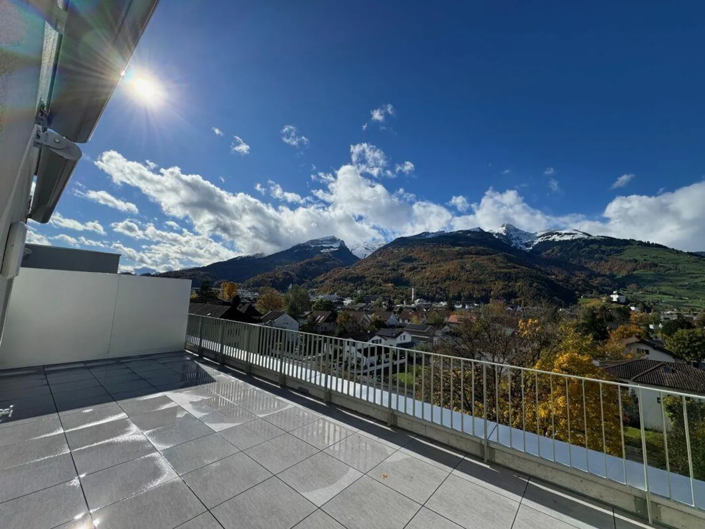 Première location : appartement penthouse de 3,5 pièces de haute qualité avec vue sur le château et la montagne - Photo 1 sur 13