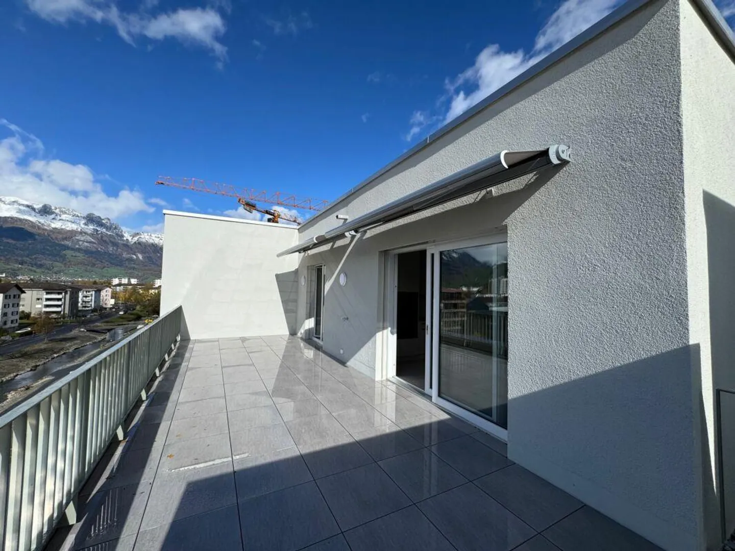 Première location : appartement penthouse de 3,5 pièces de haute qualité avec vue sur le château et la montagne - Photo 2 sur 13