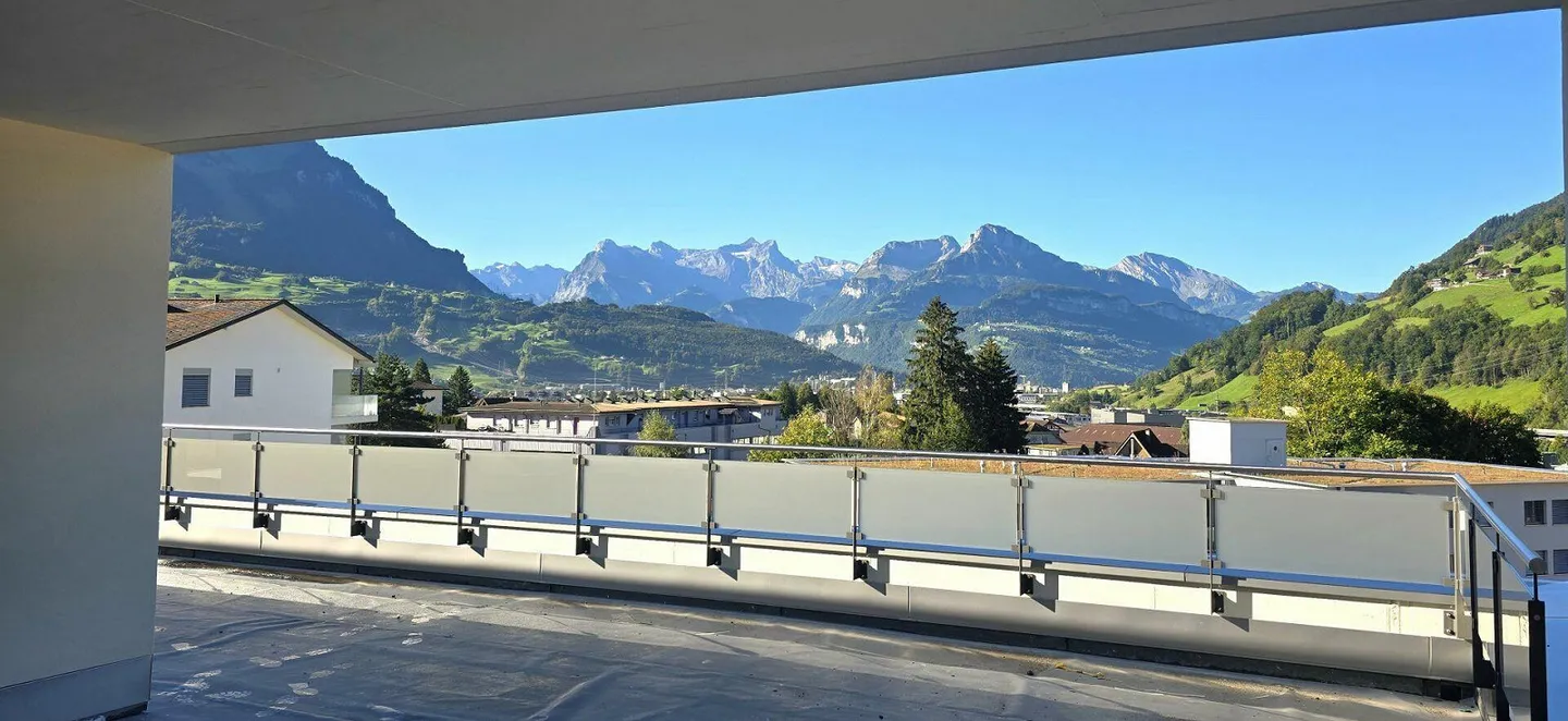 Première location : appartement en attique de 3,5 pièces avec vue sur le lac et les montagnes - Photo 1 sur 10