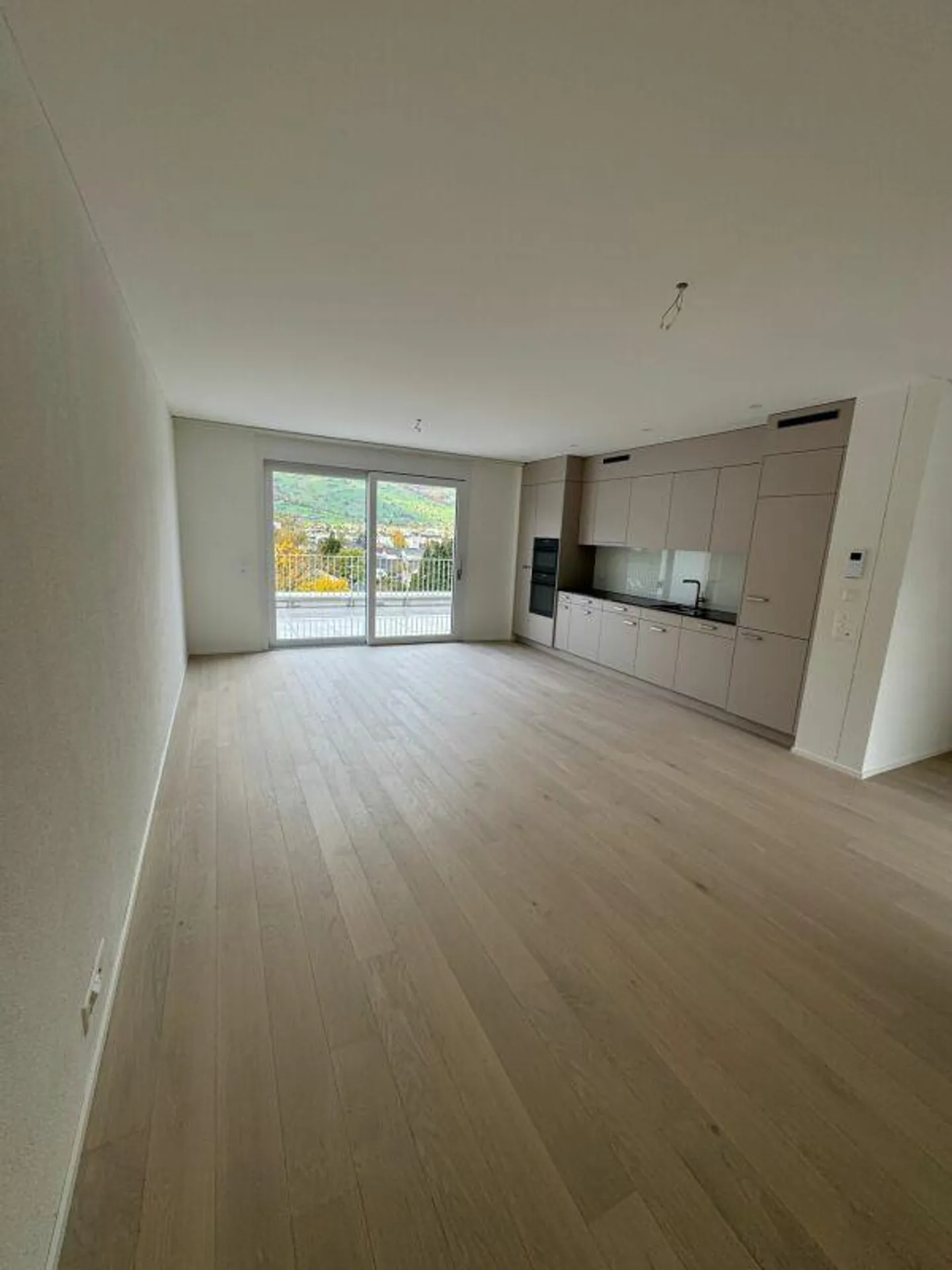 Première location : appartement penthouse de 3,5 pièces de haute qualité avec vue sur le château et la montagne - Photo 3 sur 13