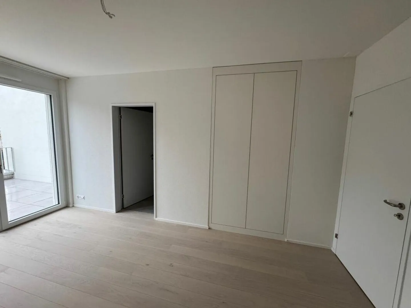 Première location : appartement penthouse de 3,5 pièces de haute qualité avec vue sur le château et la montagne - Photo 5 sur 13