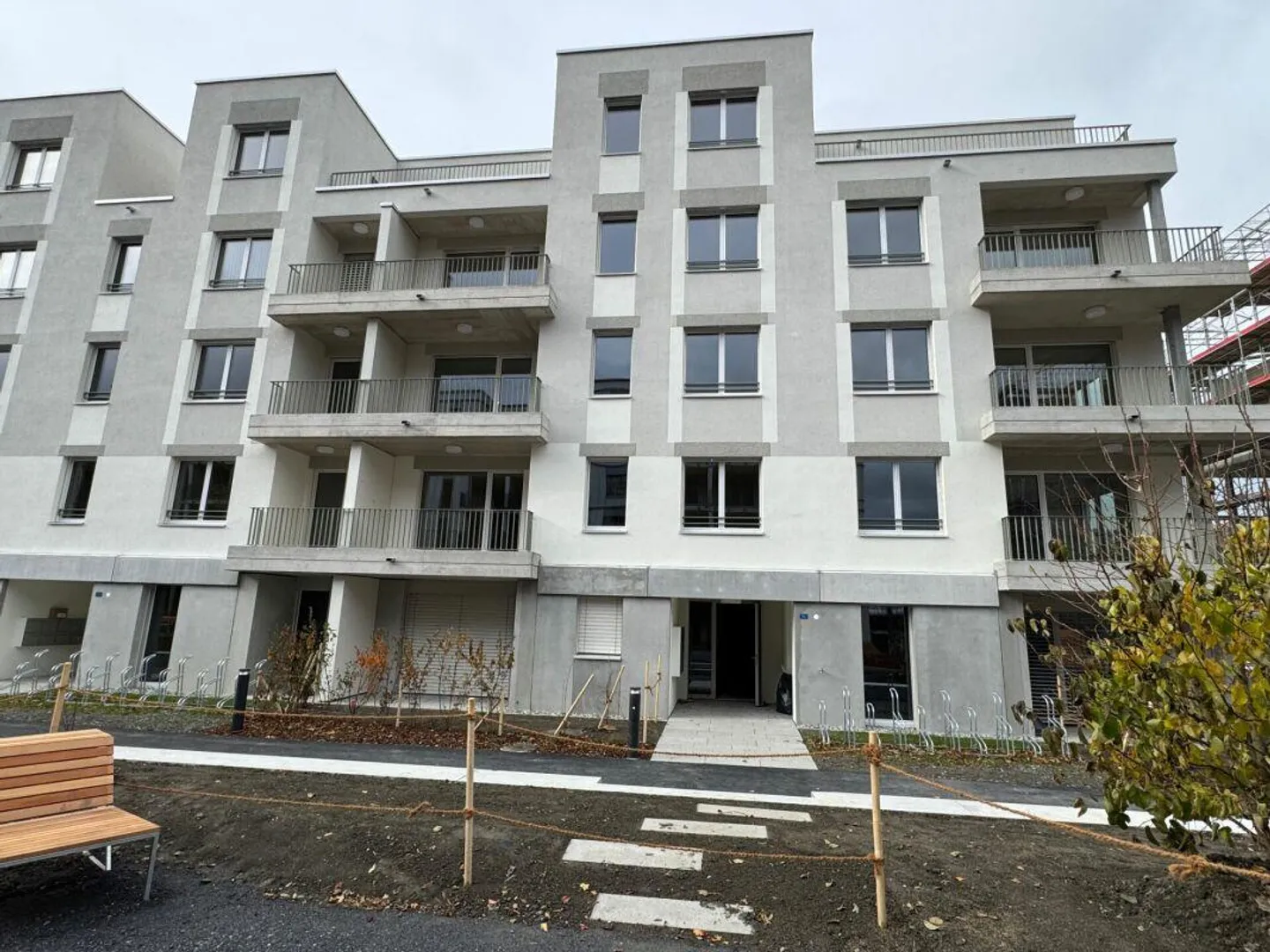 Première location : appartement penthouse de 3,5 pièces de haute qualité avec vue sur le château et la montagne - Photo 12 sur 13