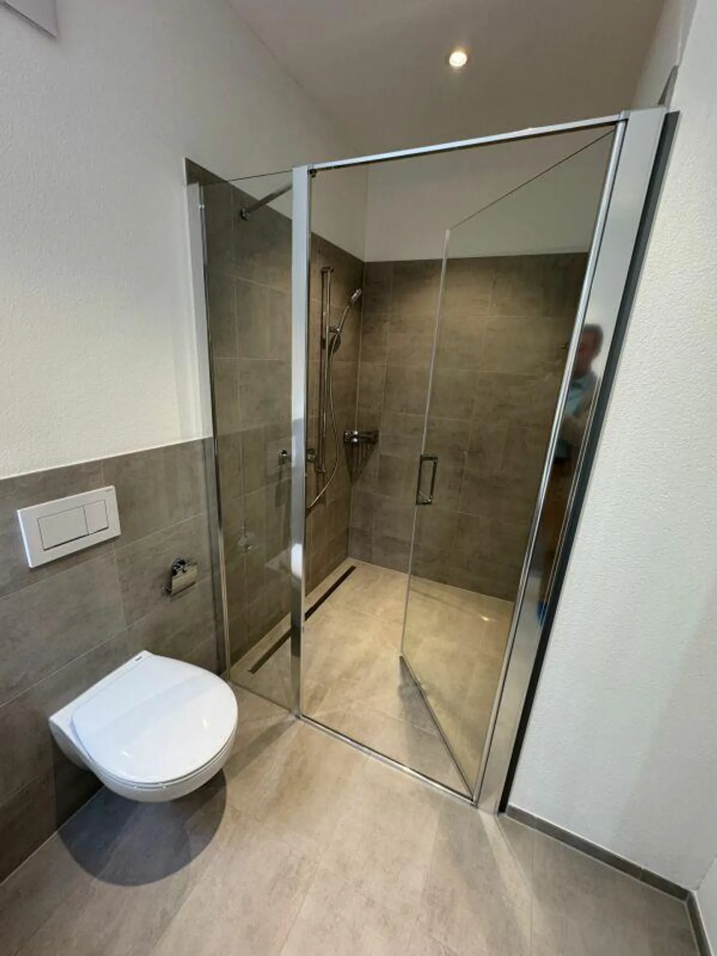 Première location : appartement penthouse de 3,5 pièces de haute qualité avec vue sur le château et la montagne - Photo 6 sur 13