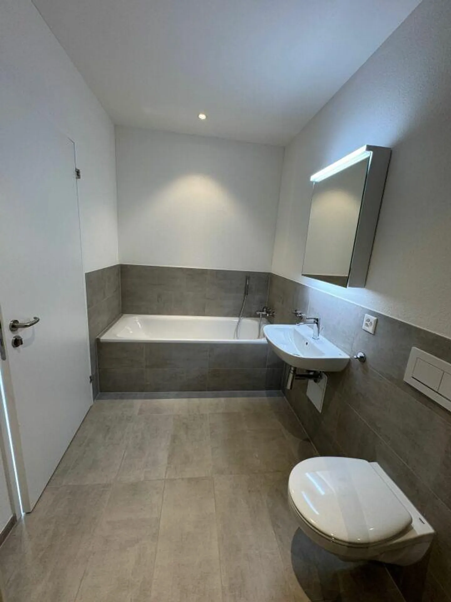 Première location : appartement penthouse de 3,5 pièces de haute qualité avec vue sur le château et la montagne - Photo 7 sur 13