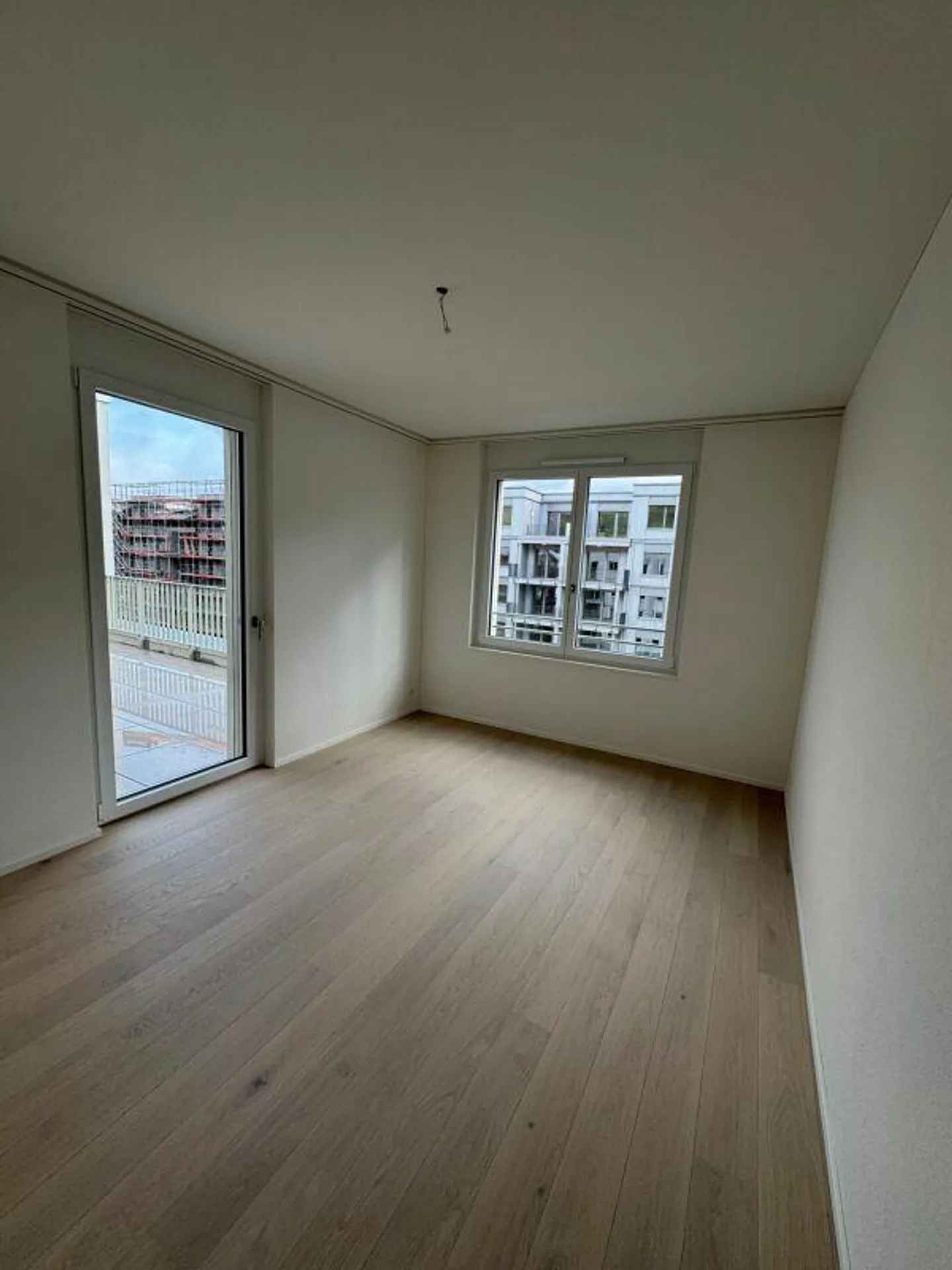 Première location : appartement penthouse de 3,5 pièces de haute qualité avec vue sur le château et la montagne - Photo 8 sur 13