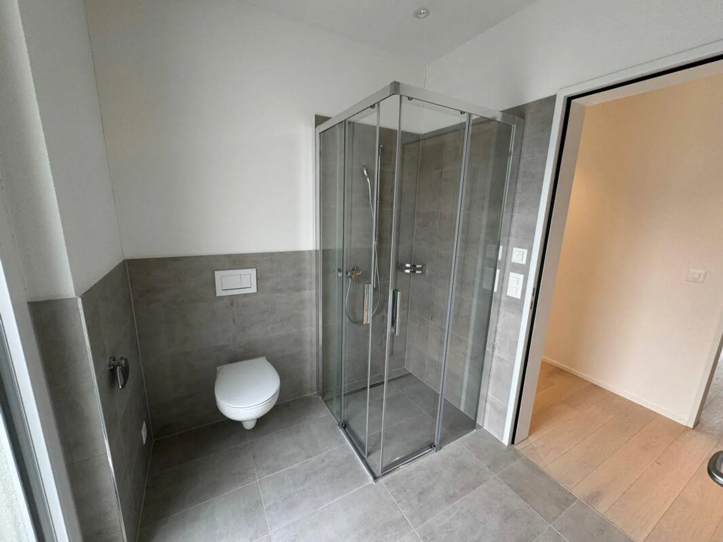 Première location : appartement penthouse de 3,5 pièces de haute qualité avec vue sur le château et la montagne - Photo 9 sur 13