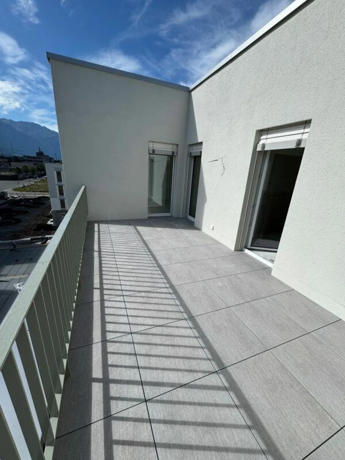 Première location : appartement penthouse de 3,5 pièces de haute qualité avec vue sur le château et la montagne - Photo 10 sur 13