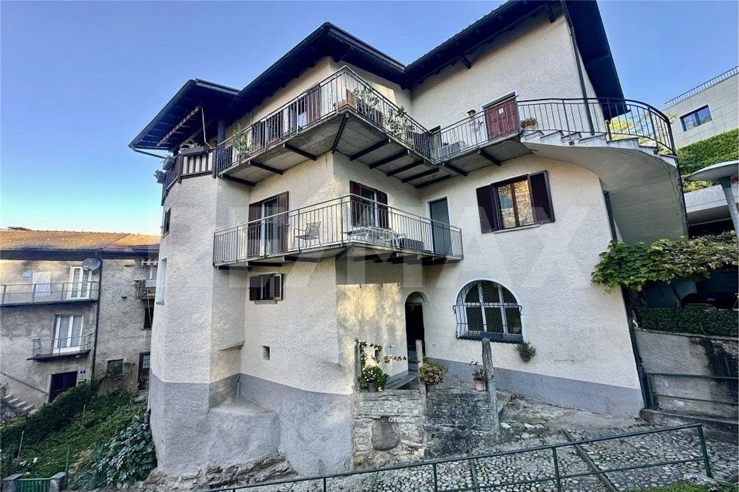 La storia incontra il comfort abitativo - Casa di villaggio ad Albonago - Foto 1 di 13