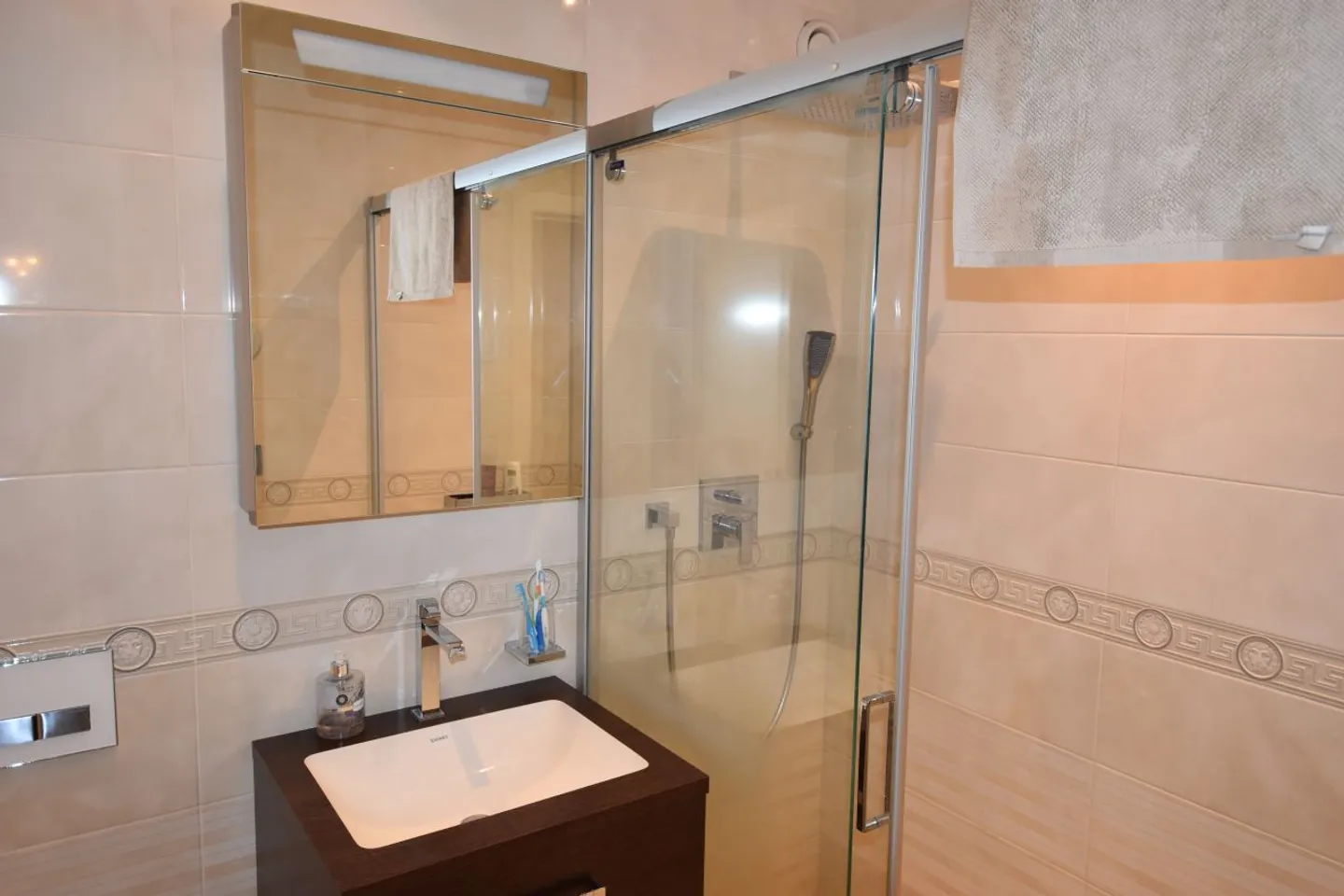 Charming Apartment with Lake View - Photo 5 of 7