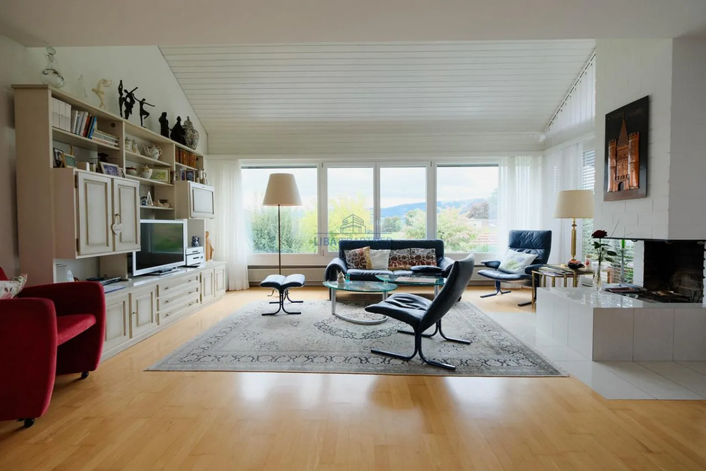 «Lichtdurchflutetes 6.5-Zimmer-Einfamilienhaus mit Weitsicht in Oberwil» - Foto 3 von 13