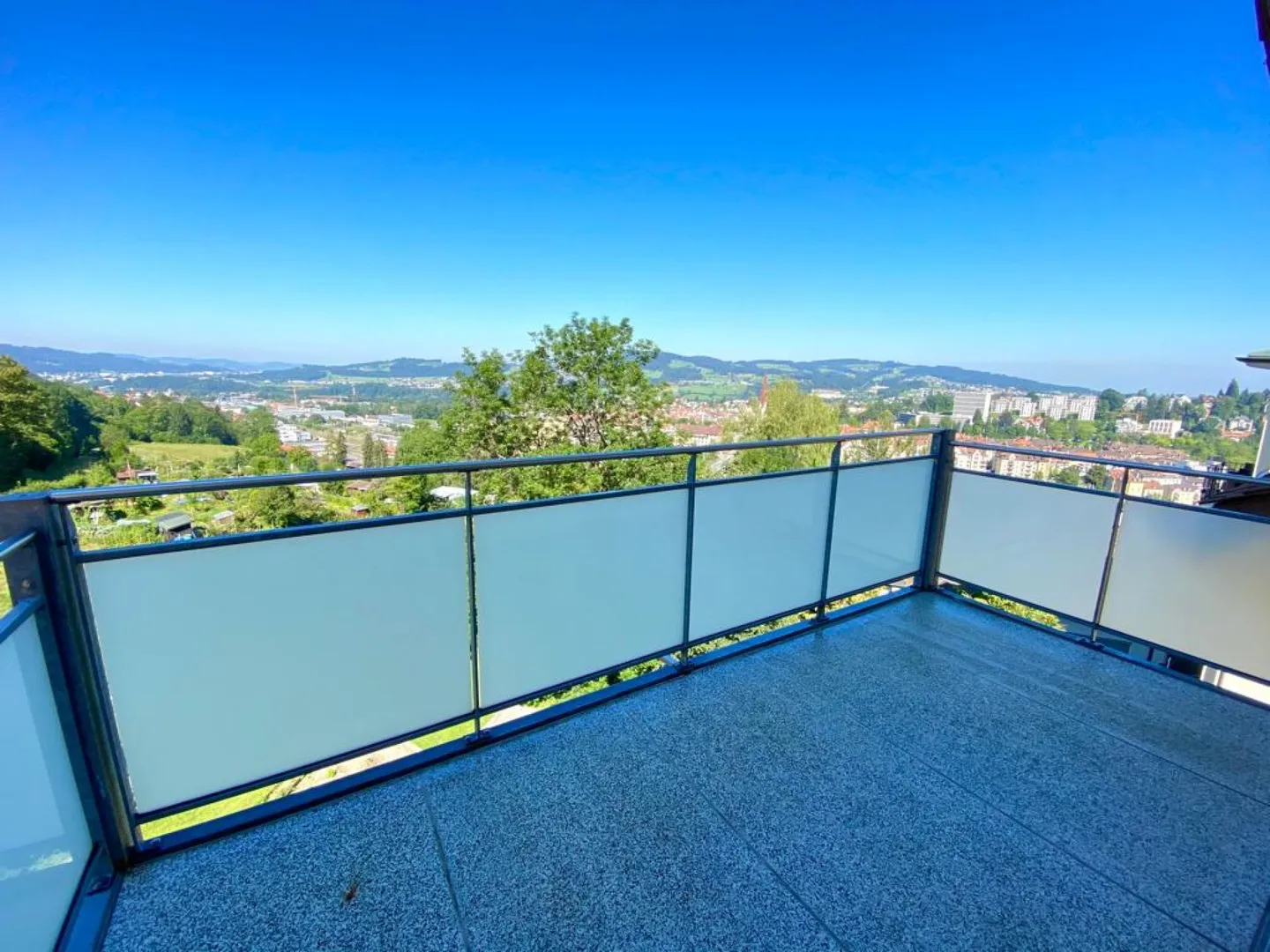 Spacious 4.5-room apartment with balcony and panoramic view - Photo 1 of 9