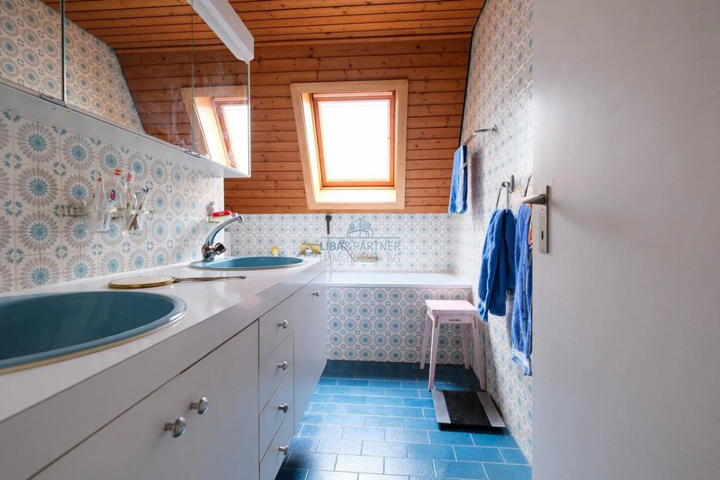 «Lichtdurchflutetes 6.5-Zimmer-Einfamilienhaus mit Weitsicht in Oberwil» - Foto 10 von 13