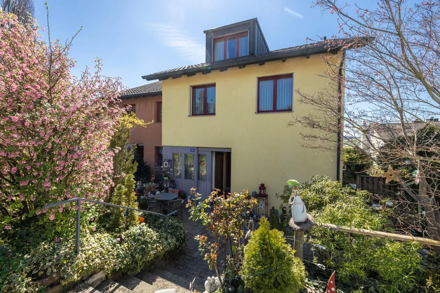 Family-friendly home with garden close to the city - Photo 1 of 13
