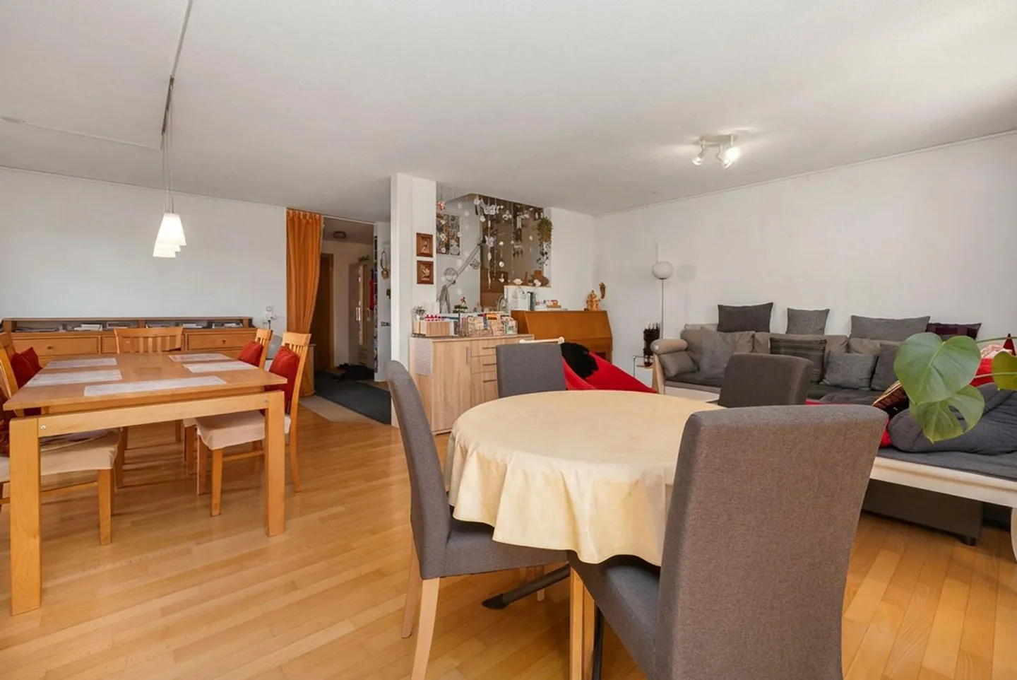 Family-friendly home with garden close to the city - Photo 4 of 13