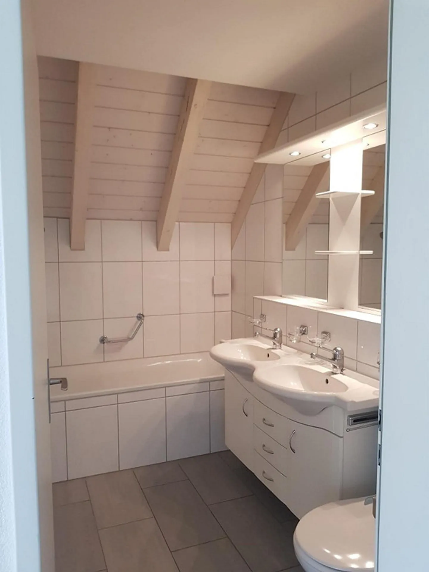 Living with Style & Space Spacious 4.5-Room Maisonette in Wahlen - Photo 14 of 17