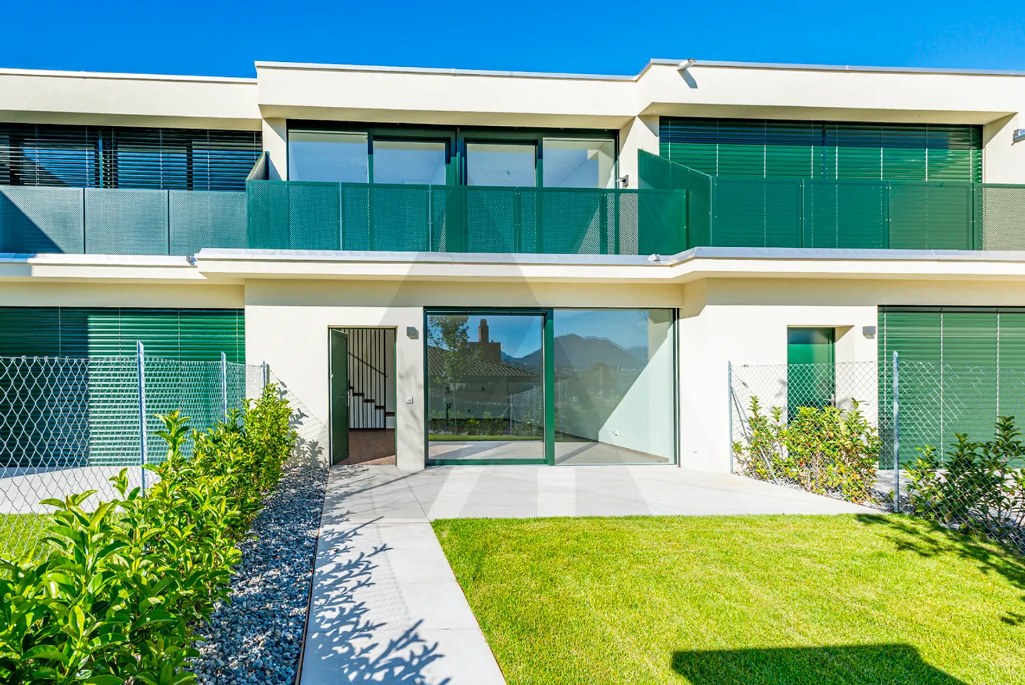 NUOVA CASA A SCHIERA: DESIGN INNOVATIVO E COMFORT SOSTENIBILE - Foto 2 di 14