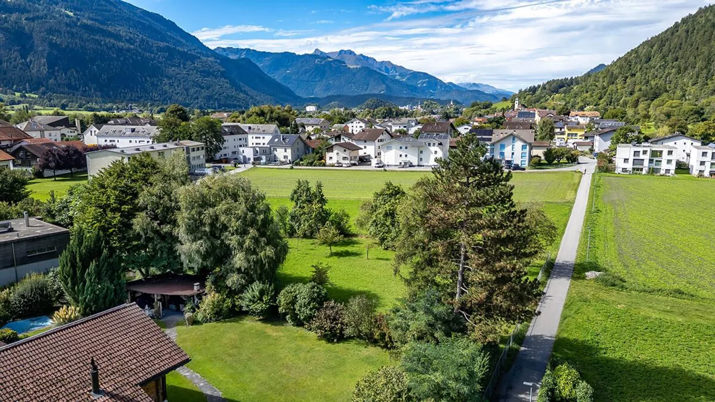Terreno edificabile a Felsberg: posizione tranquilla con grande potenziale e vista - Foto 2 di 3
