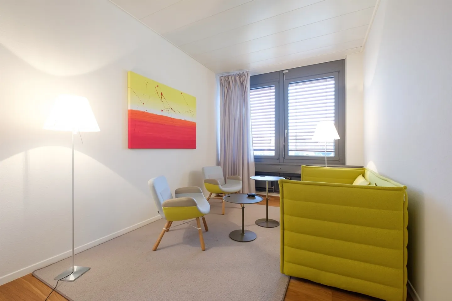 Bureau et espaces commerciaux avec des avantages fiscaux près de l'aéroport - Photo 2 sur 10