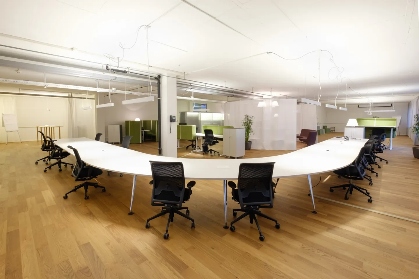 Bureau et espaces commerciaux avec des avantages fiscaux près de l'aéroport - Photo 5 sur 10