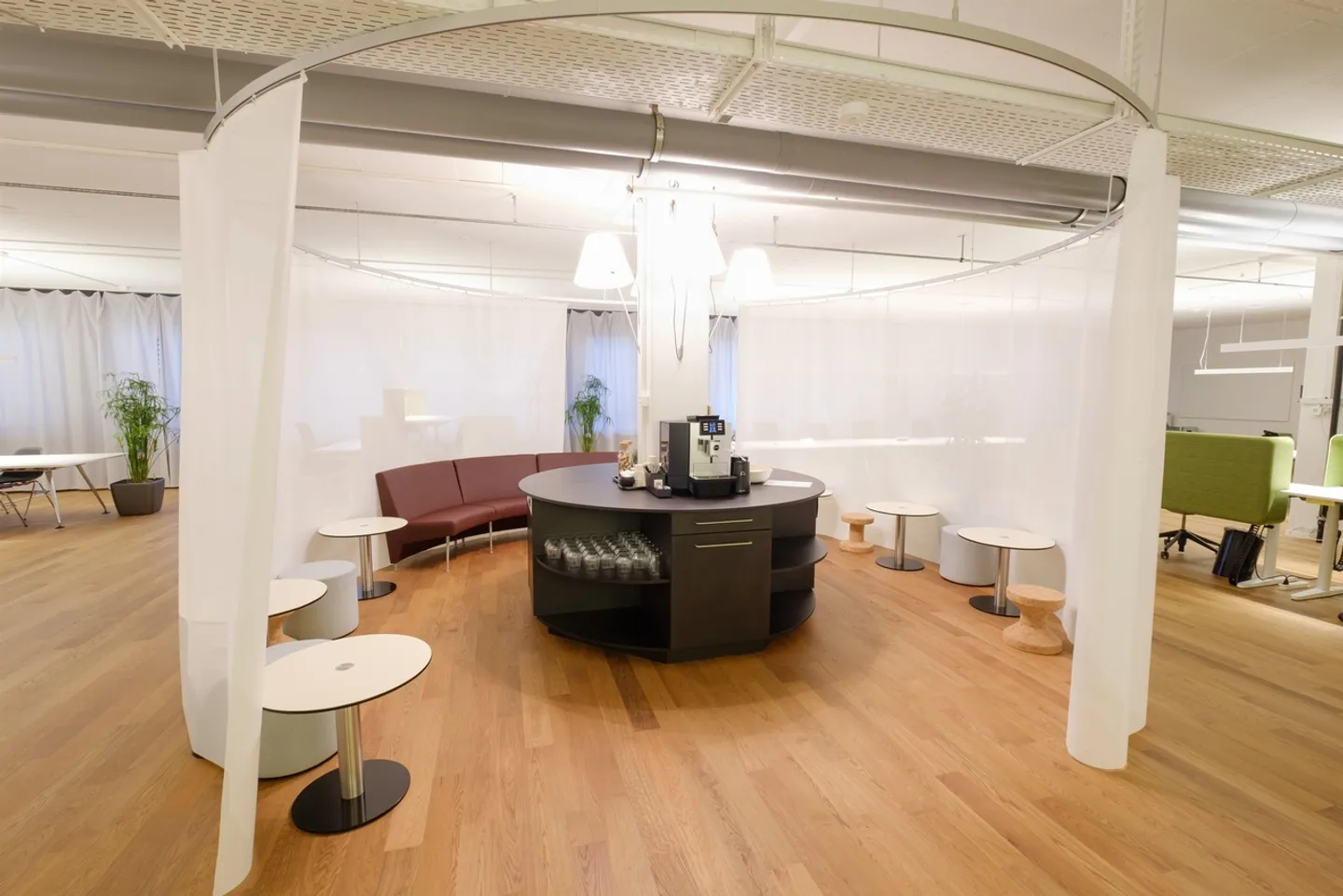 Bureau et espaces commerciaux avec des avantages fiscaux près de l'aéroport - Photo 6 sur 10