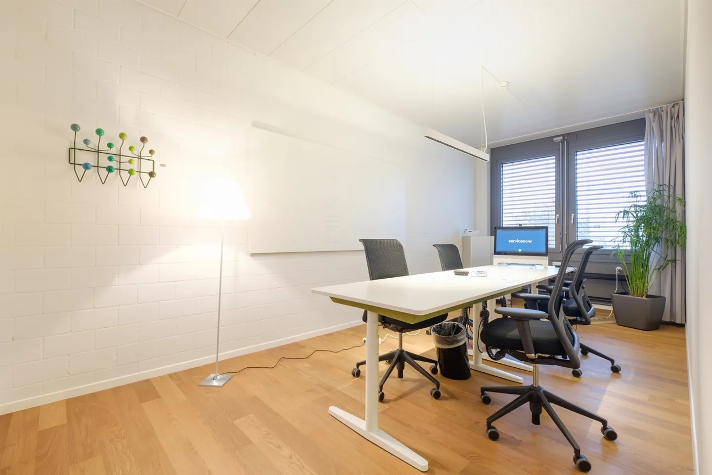 Bureau et espaces commerciaux avec des avantages fiscaux près de l'aéroport - Photo 3 sur 10