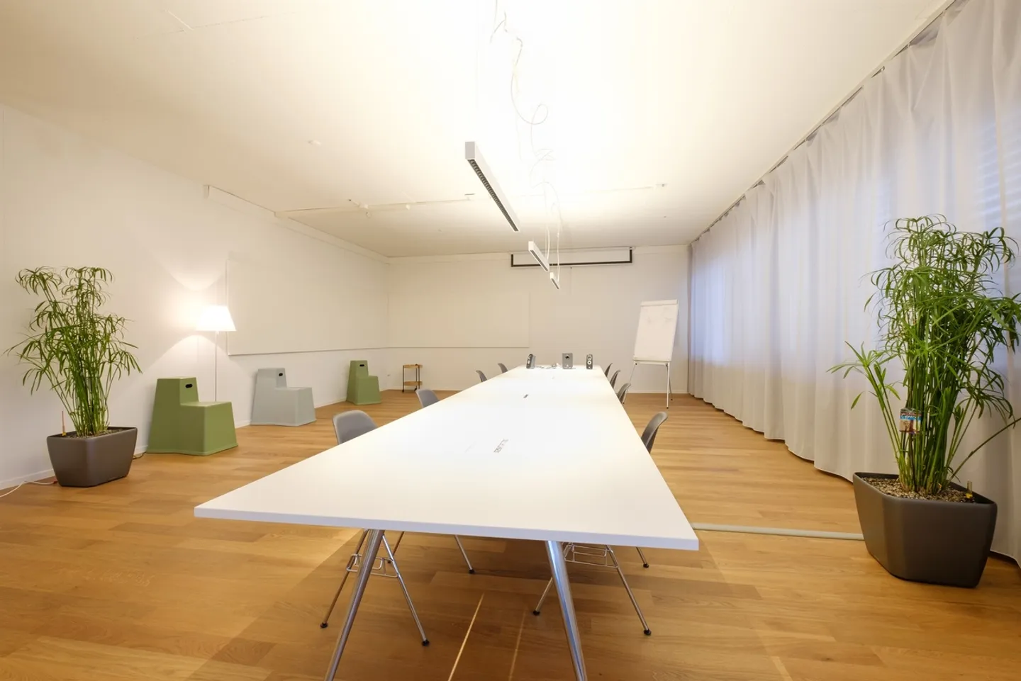 Bureau et espaces commerciaux avec des avantages fiscaux près de l'aéroport - Photo 4 sur 10