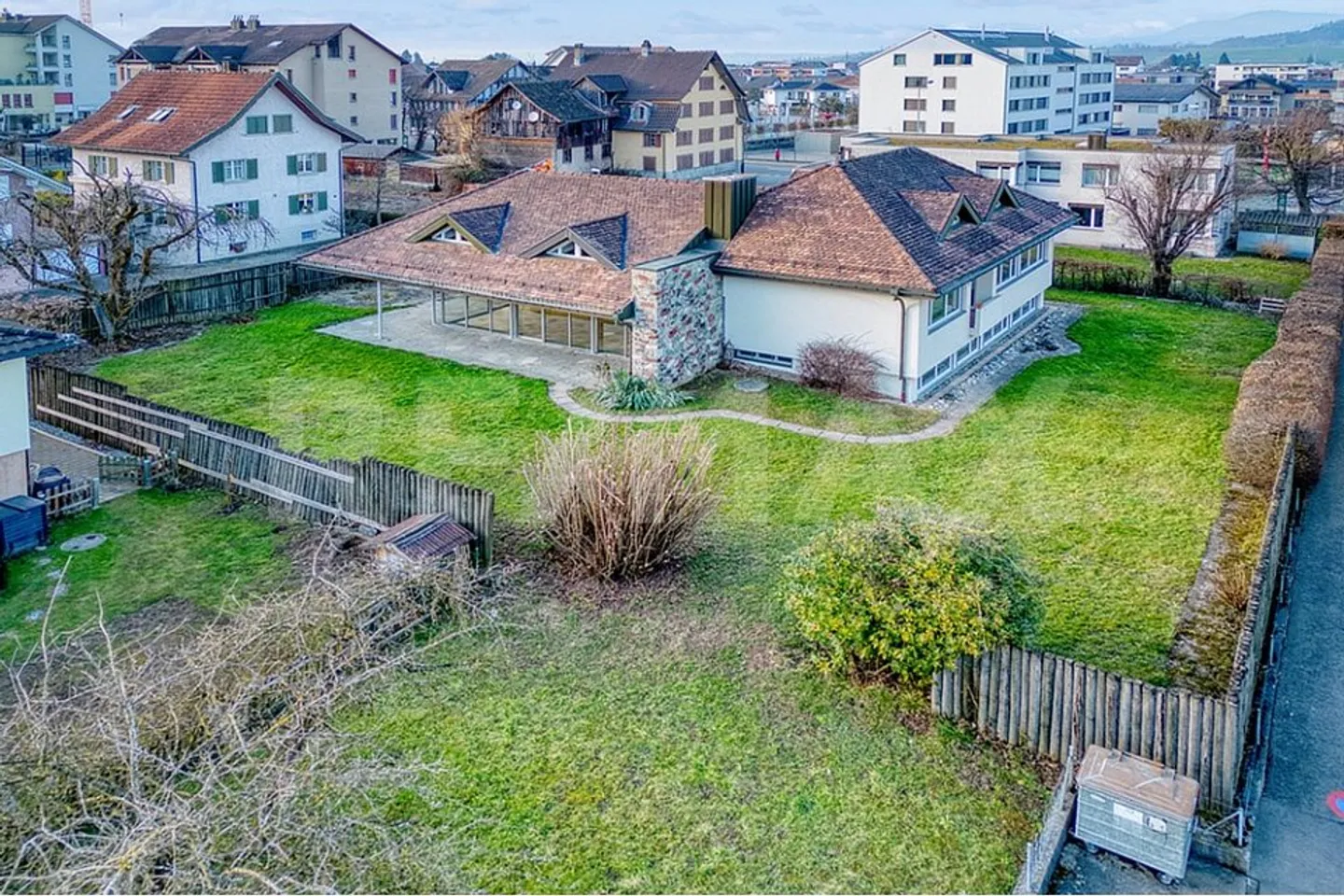 Maison familiale spacieuse avec jardin - Photo 1 sur 13