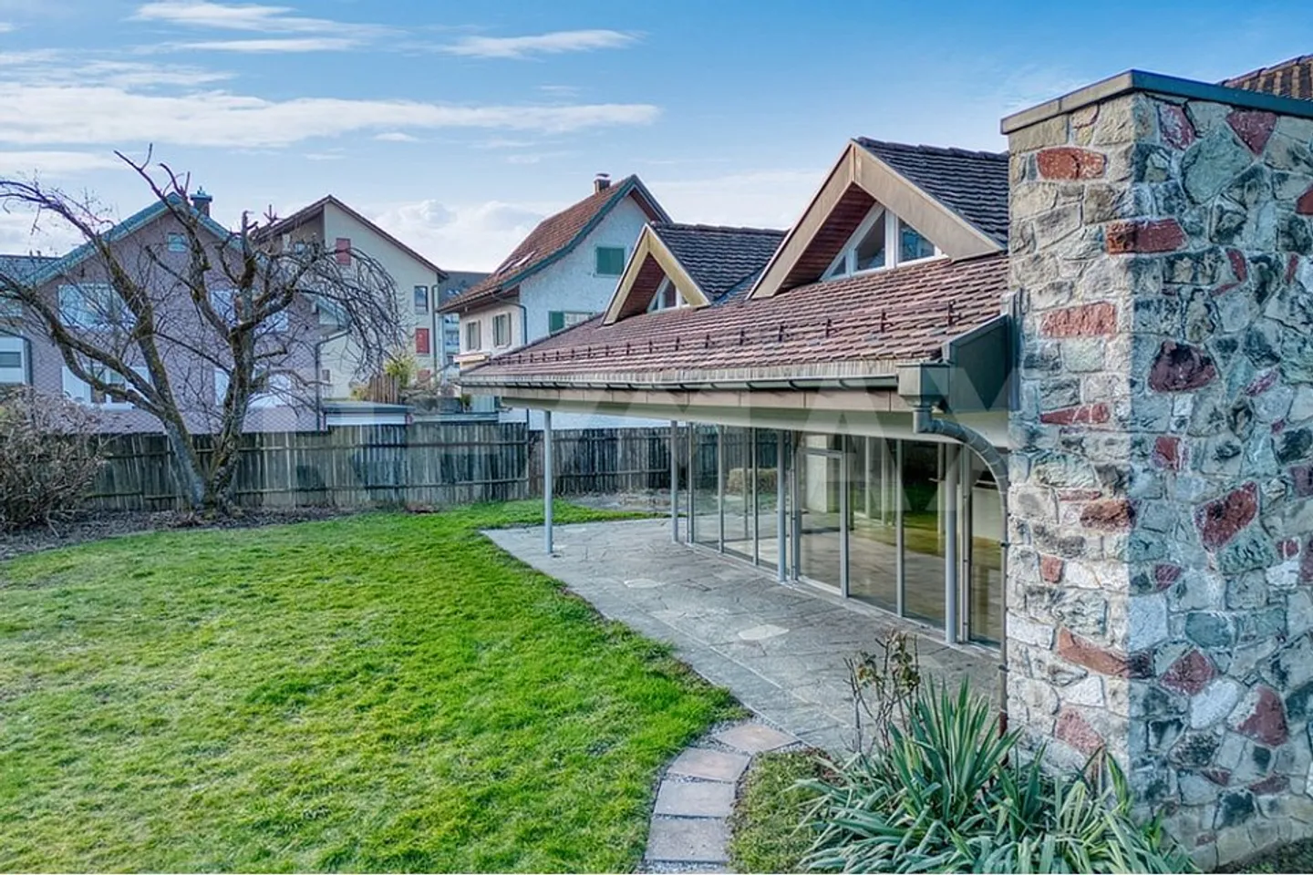 Maison familiale spacieuse avec jardin - Photo 4 sur 13