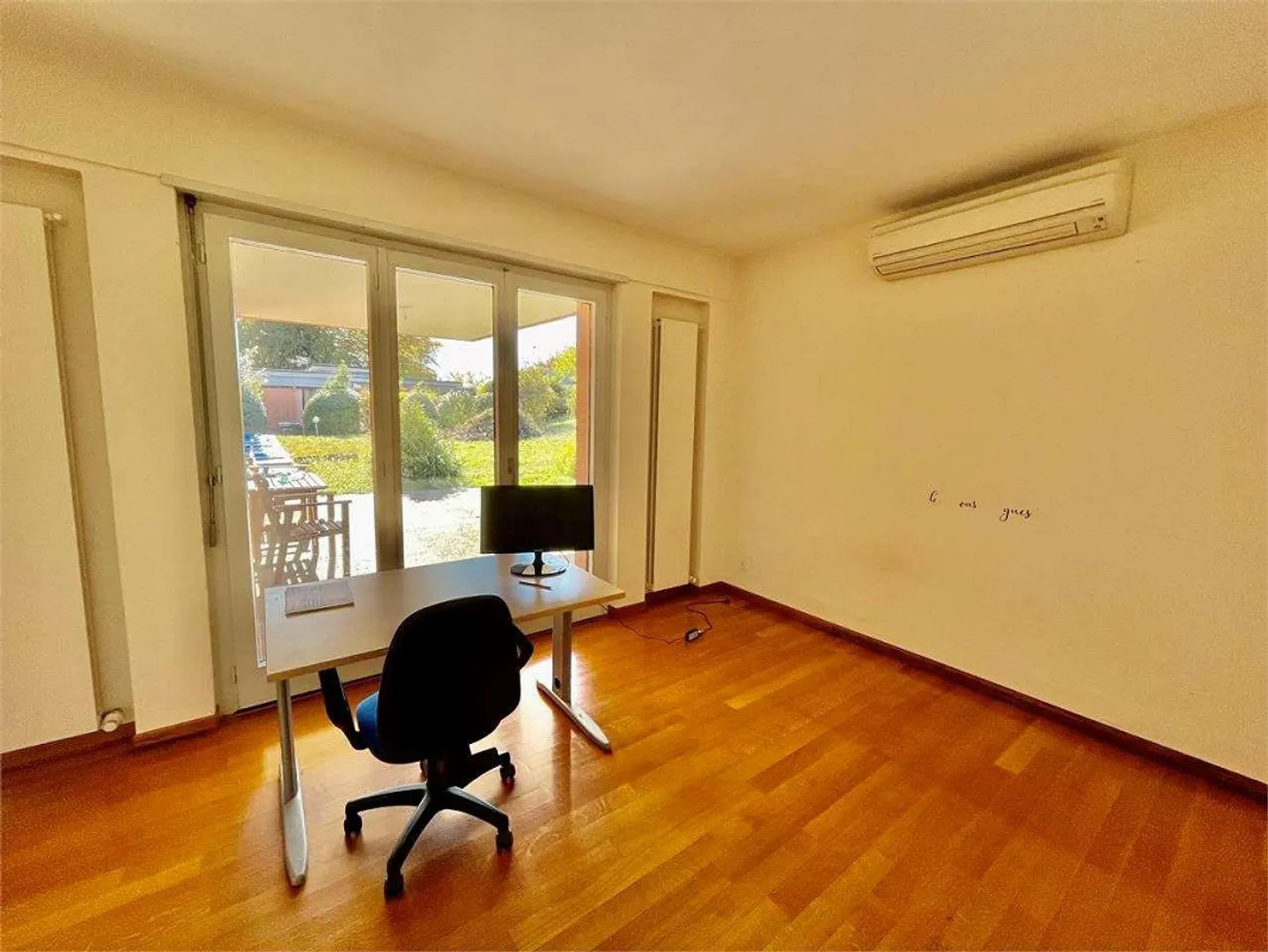 Ampia villa con piscina - Foto 3 di 6