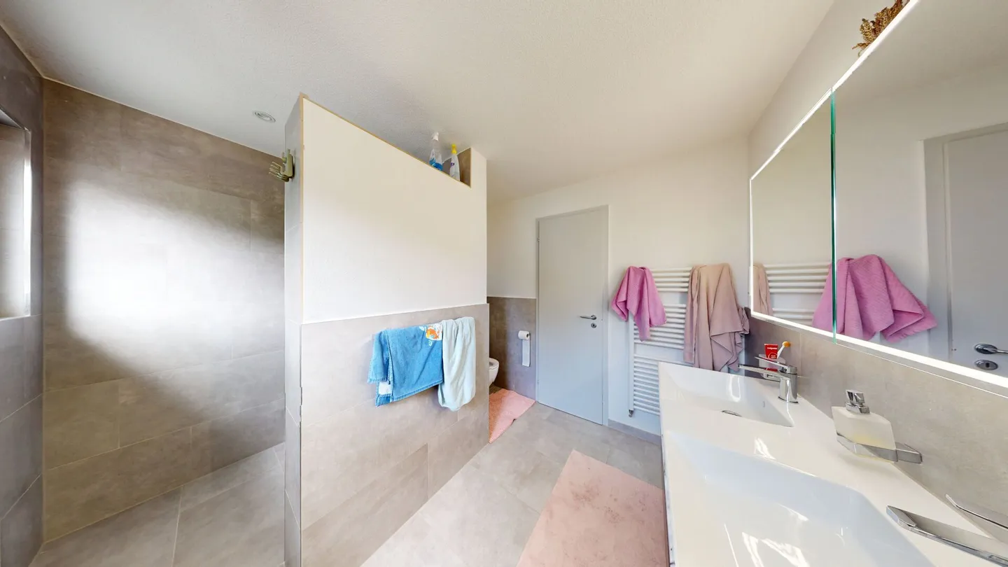 Une maison, deux possibilités - Paradis familial avec potentiel - Photo 10 sur 13