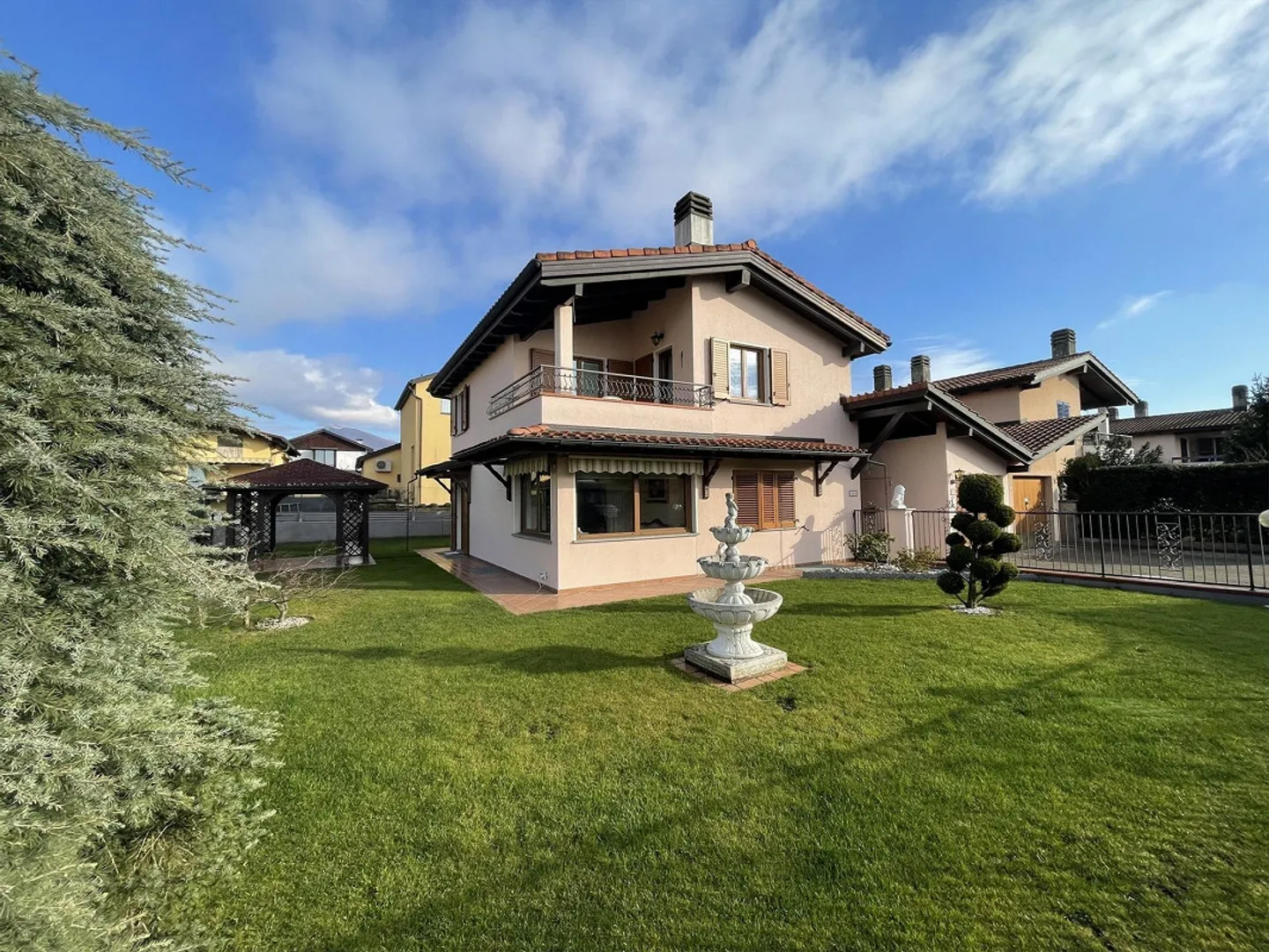 WONDERFUL 4.5 ROOM SINGLE FAMILY HOUSE WITH WELL-MAINTAINED GARDEN - Photo 1 of 13