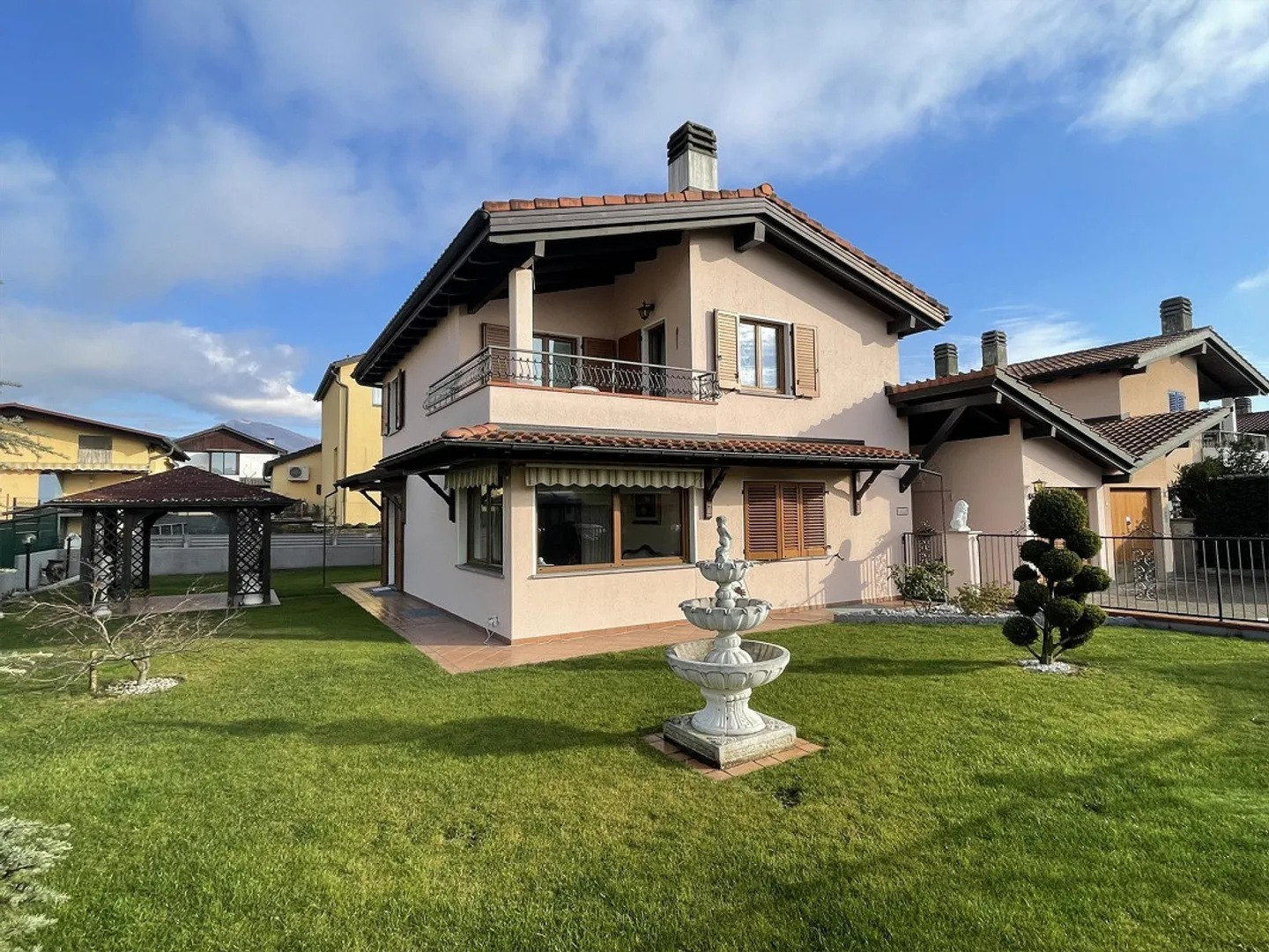 WONDERFUL 4.5 ROOM SINGLE FAMILY HOUSE WITH WELL-MAINTAINED GARDEN - Photo 2 of 13