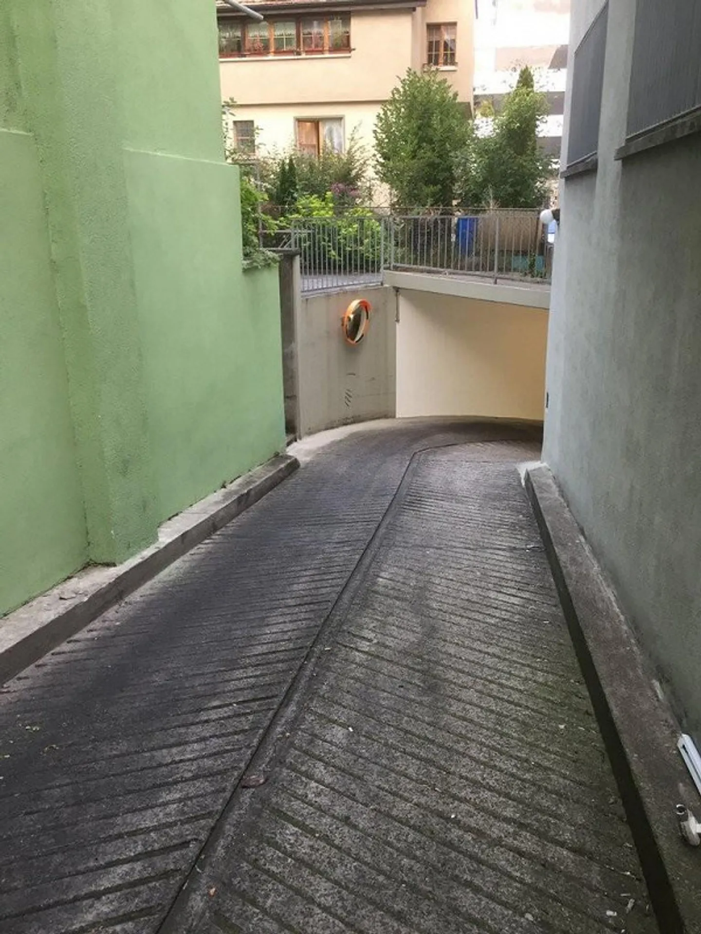 Gratter la glace est du passé - Votre nouvelle boîte de garage dans un emplacement central - Photo 2 sur 4