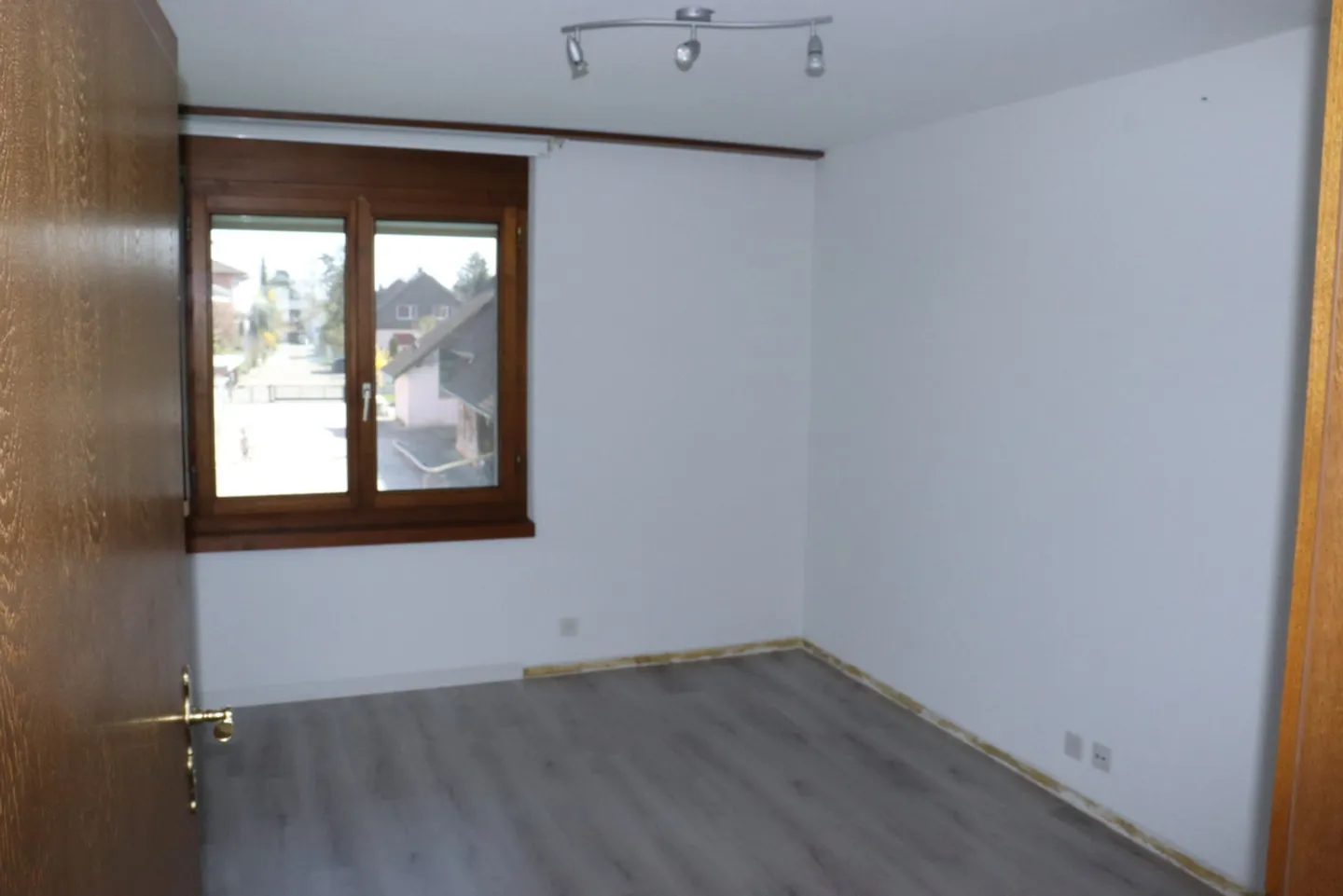 Large 4.5 Room Apartment in a Sensational Location - Photo 5 of 15