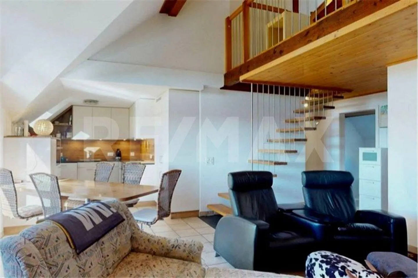 Loft familiare con galleria: affascinante maisonette per famiglie moderne - Foto 11 di 13