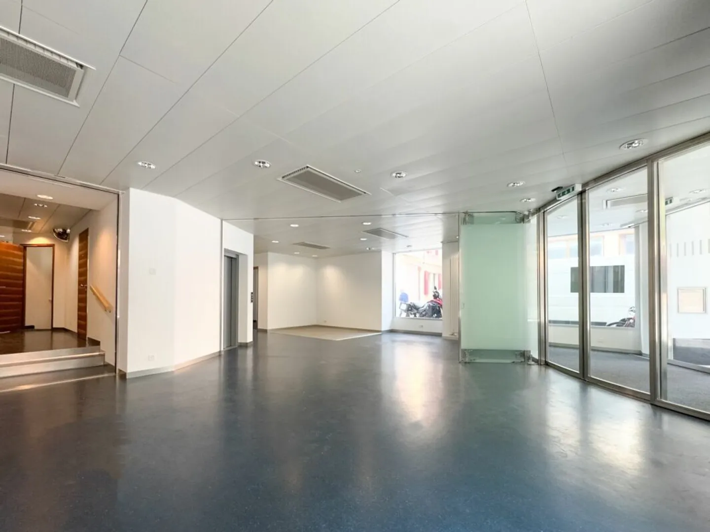 Edificio commerciale idealmente situato nel centro di Monthey. - Foto 3 di 8