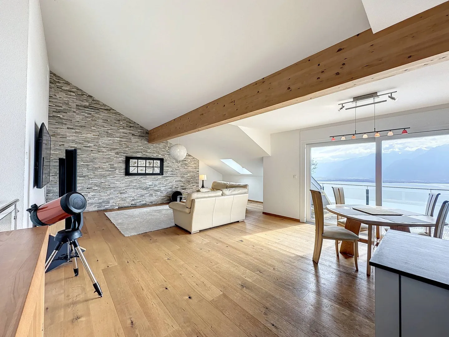 Superbo duplex di 5,5 stanze con vista panoramica sul lago di Ginevra - Foto 2 di 13
